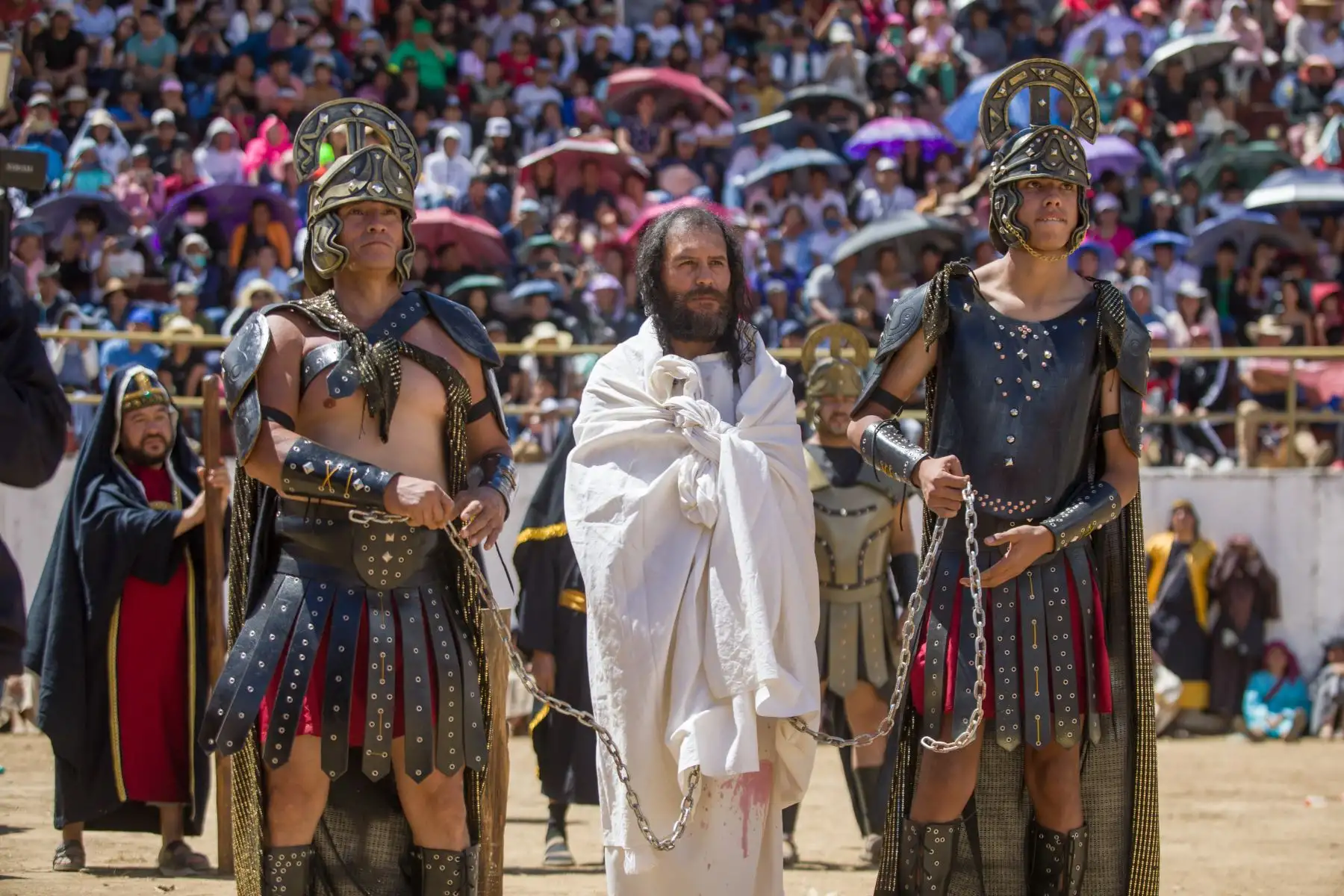 Así se vivió el vía crucis  en Churubamba de la región Huánuco ,  más de 20 mil espectadores acompañaron el recorrido a lado del actor Toño Robles, quien interpreta a Jesús de Nazaret  en la pasión y muerte. Cabe resaltar que el actor cumple 20 años llevando  esta escenificación extrema.
Foto: cortesía Juan Carlos Tumes