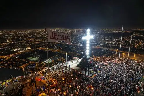 Cima del cerro San Cristóbal abarrotada por una multitud de fieles. Hasta allí llegó el "Cristo Cholo". Foto: ANDINA/Jhonel Rodríguez Robles