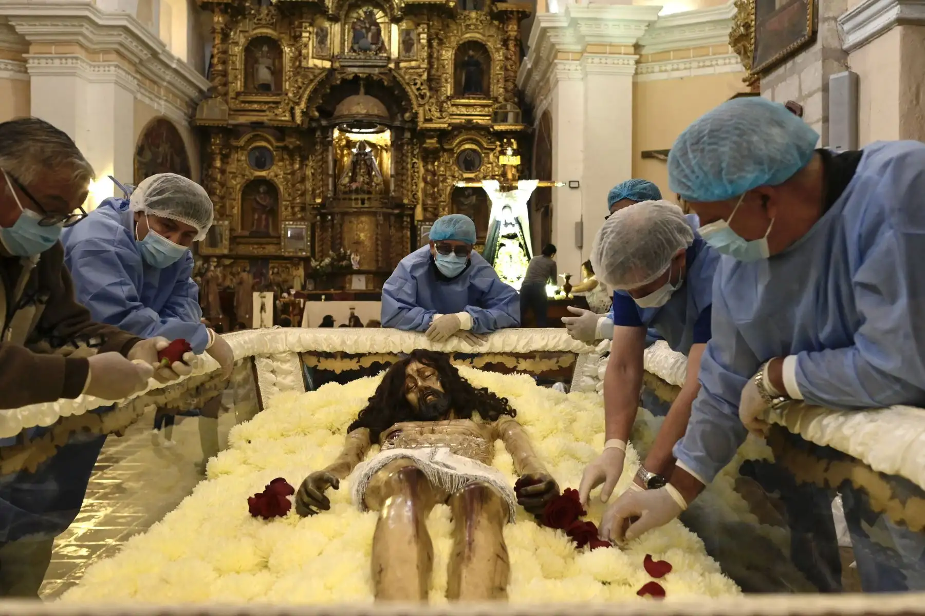 Los fieles en Ayacucho  conmemoran la Pasión de Cristo escenificando el Vía Crucis. En la imagen, el santo sepulcro y la Virgen dolorosa que saldrá en procesión.
Foto: Bicentenario 2024
