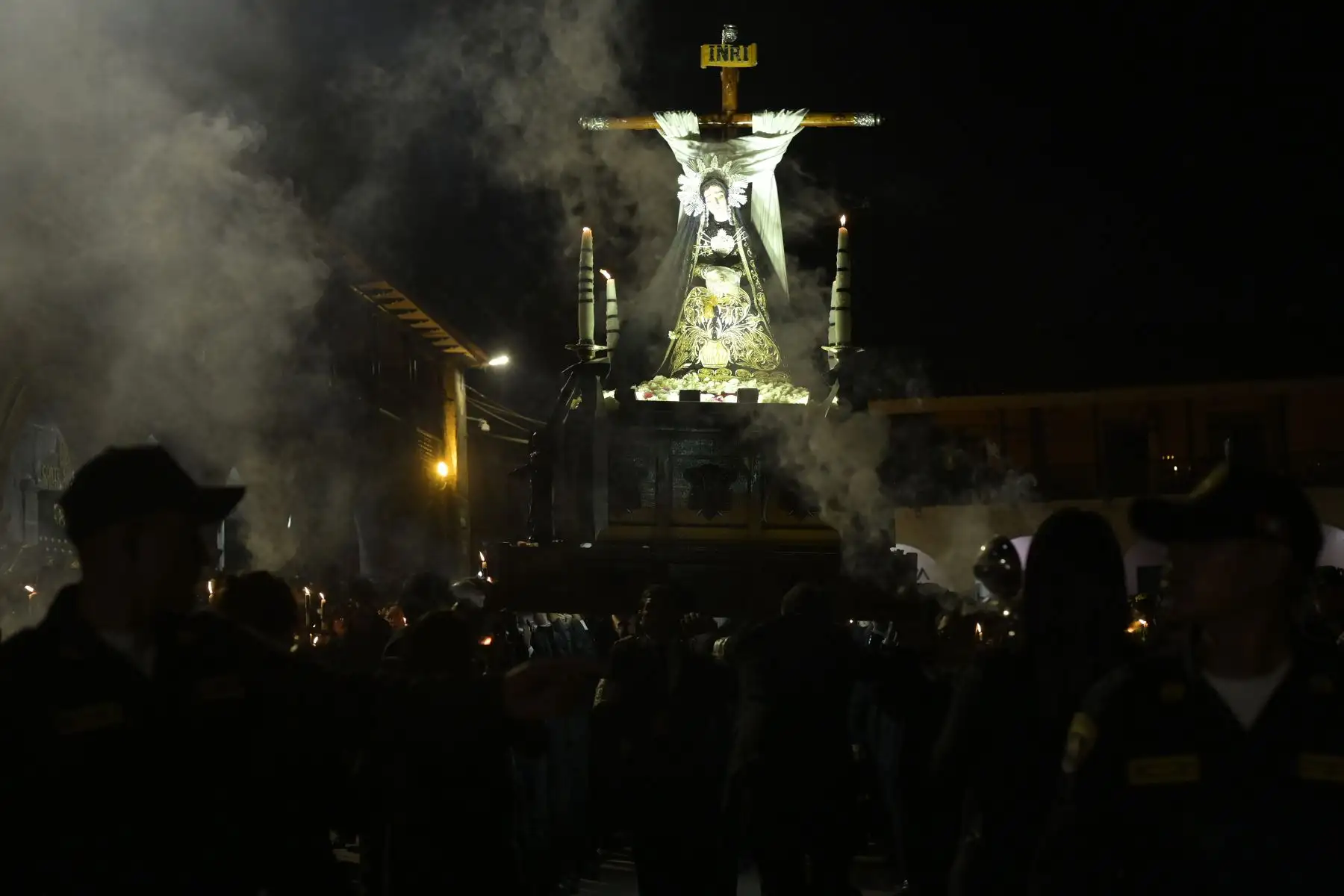 Los fieles en Ayacucho  conmemoran la Pasión de Cristo escenificando el Vía Crucis. En la imagen, el santo sepulcro y la Virgen dolorosa  en procesión.
Foto: Bicentenario 2024
