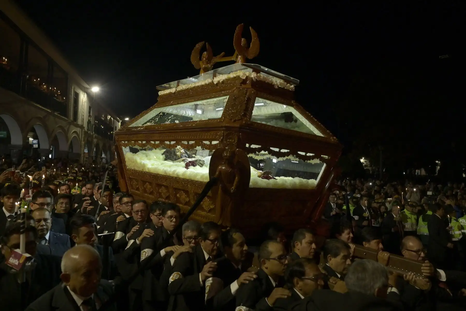 Procesión del Santo Sepulcro que personifica la imagen de Cristo yacente, dentro de una urna de cristal y madera, junto con la Virgen Dolorosa que lo acompaña varios metros detrás.
Foto: Bicentenario 2024
