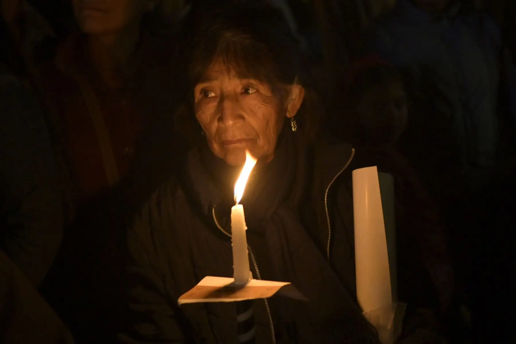 Durante la noche, la tradición señala que todas las luces de la ciudad deben apagarse, a excepción de las velas encendidas que llevan los fieles en las manos.
Foto: Bicentenario 2024