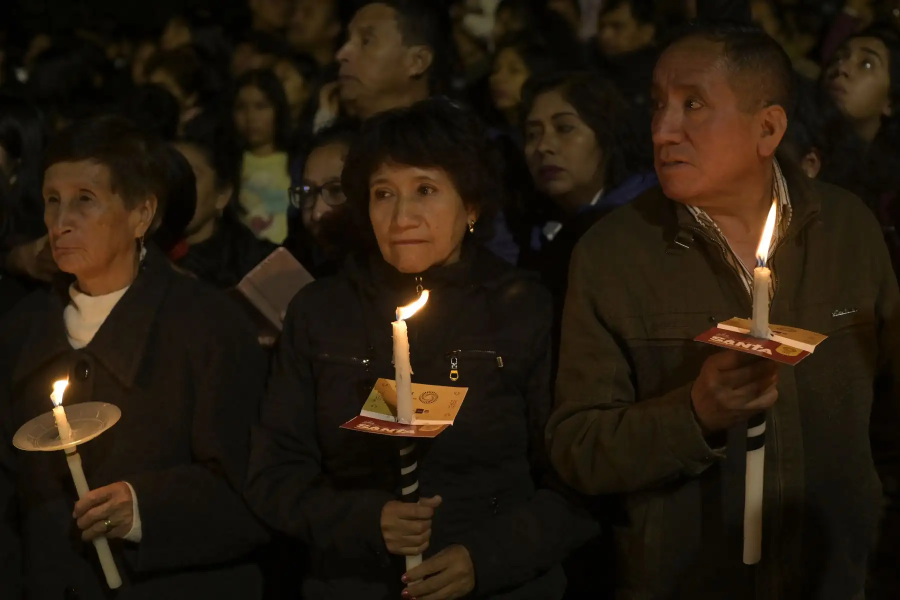 Durante la noche, la tradición señala que todas las luces de la ciudad deben apagarse, a excepción de las velas encendidas que llevan los fieles en las manos.
Foto: Bicentenario 2024