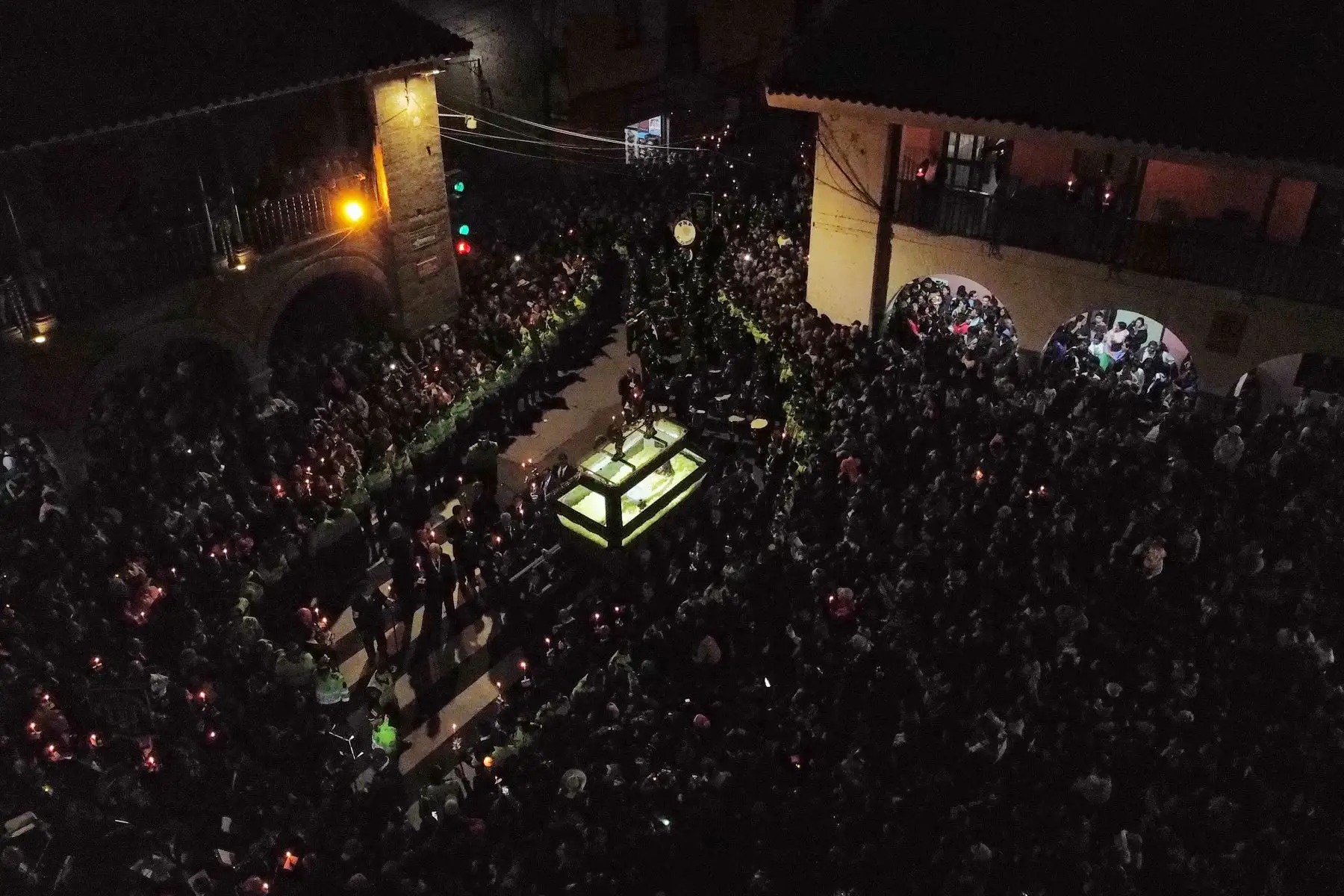 Los fieles en Ayacucho  conmemoran la Pasión de Cristo escenificando el Vía Crucis. En la imagen, el santo sepulcro y la Virgen dolorosa  en procesión.
Foto: Bicentenario 2024