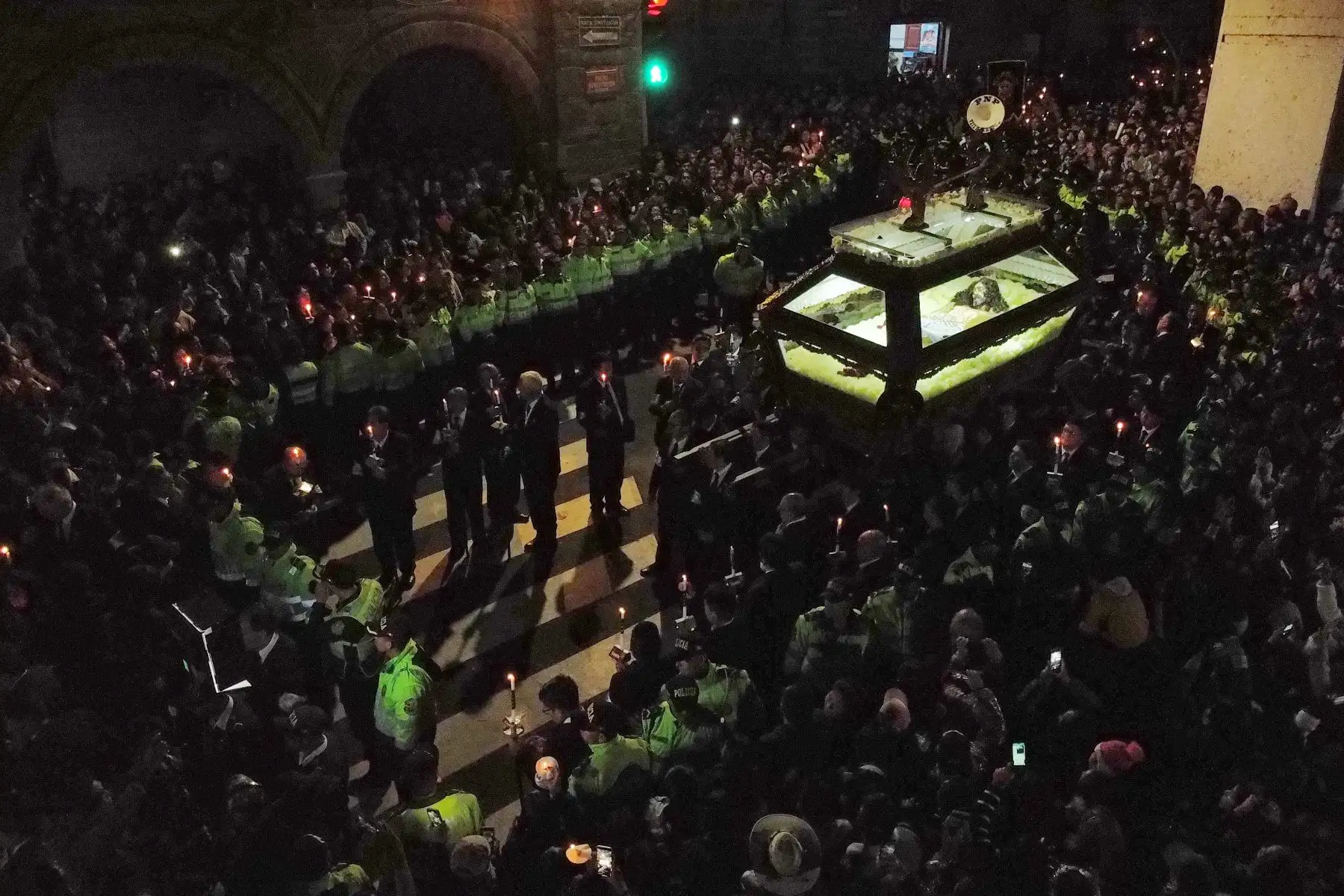 Los fieles en Ayacucho  conmemoran la Pasión de Cristo escenificando el Vía Crucis. En la imagen, el santo sepulcro y la Virgen dolorosa  en procesión.
Foto: Bicentenario 2024