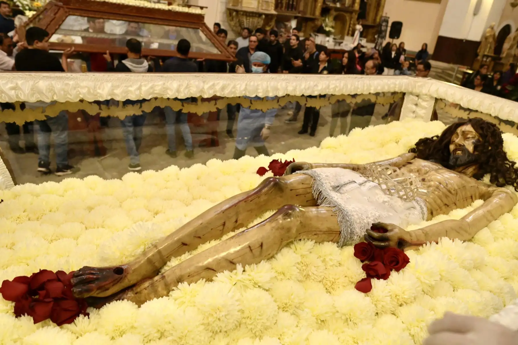 Procesión del Santo Sepulcro que personifica la imagen de Cristo yacente, dentro de una urna de cristal y madera, junto con la Virgen Dolorosa que lo acompaña varios metros detrás. 
Foto: Bicentenario 2024