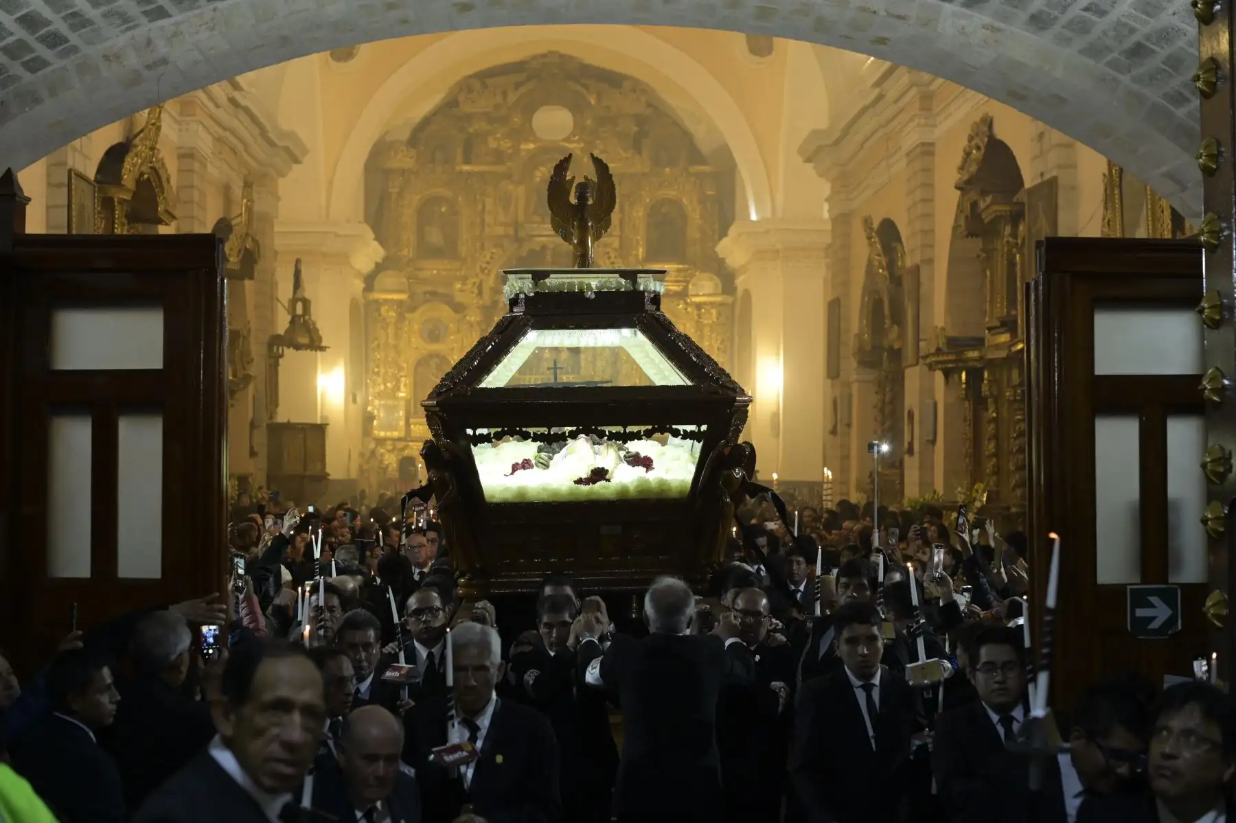 Procesión del Santo Sepulcro que personifica la imagen de Cristo yacente, dentro de una urna de cristal y madera, junto con la Virgen Dolorosa que lo acompaña varios metros detrás. 
Foto: Bicentenario 2024