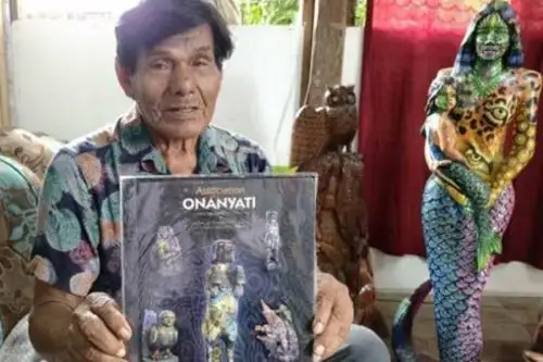 Emilio Zúñiga Cumapa o "Lito, el escultor del misticismo", como lo han bautizado en su departamento natal de Ucayali, tuvo diferentes experiencias que lo han llevado a desarrollar un talento espiritual, incomprensible e indescifrable para algunos, pero celestial y divino para otros.