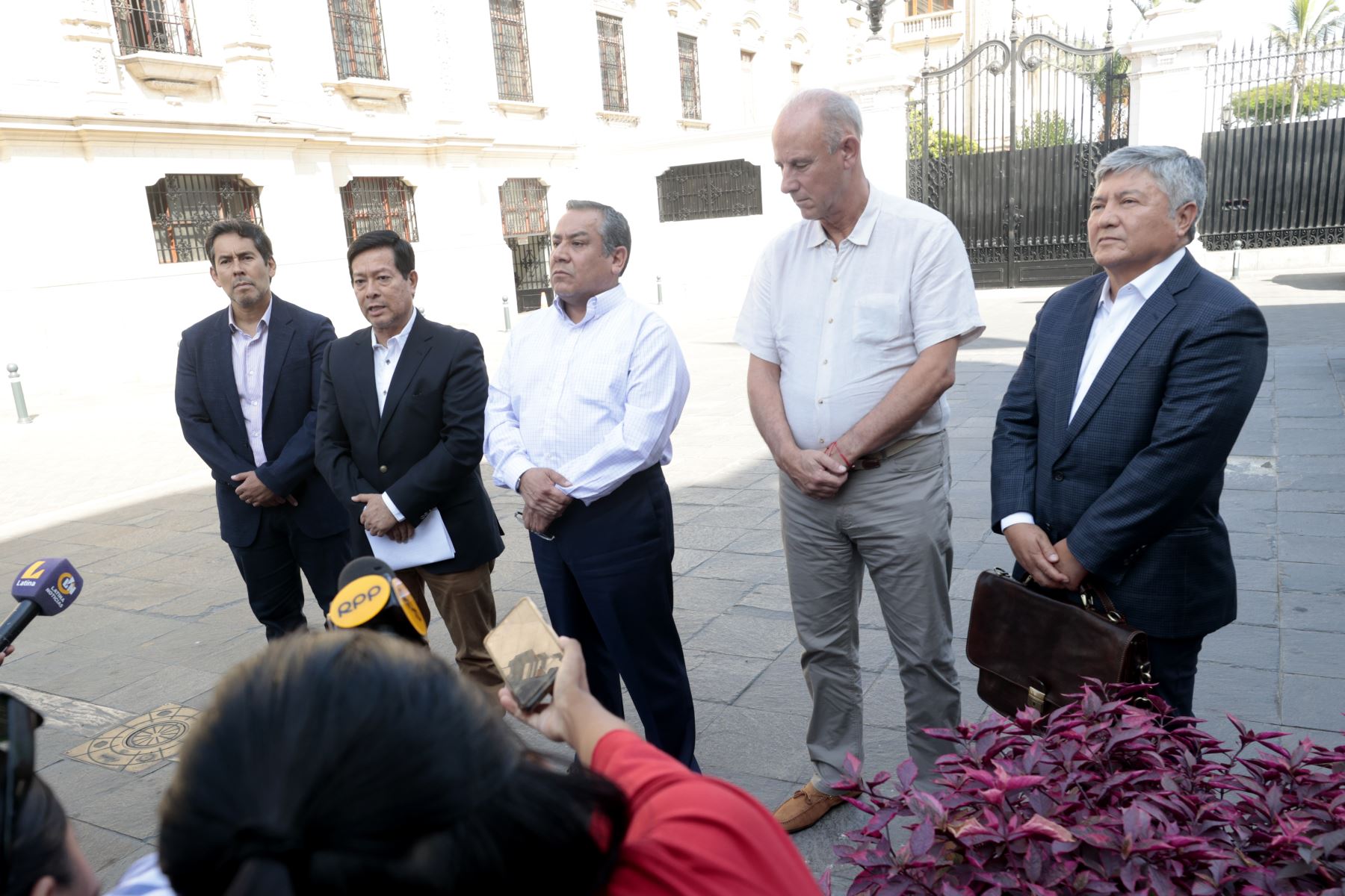 Pronunciamiento ministerial se realizó en las afueras del Palacio de Gobierno. Foto: ANDINA/Vidal Tarqui.