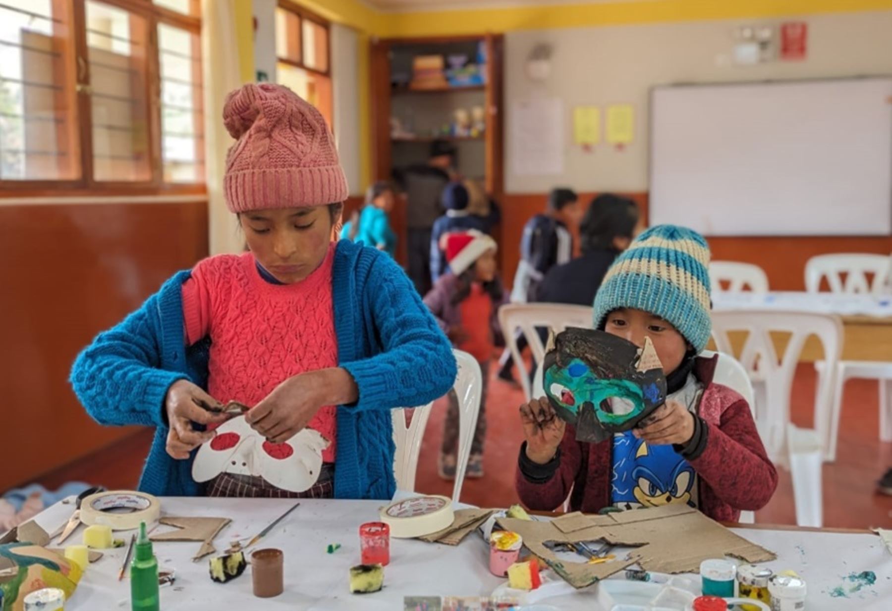 Con el objetivo de fortalecer su creatividad y ayudarlos a descubrir sus habilidades, más de 20 niñas y niños cusqueños del distrito de Pisac, en la provincia de Calca, participaron en un taller de elaboración de máscaras con material reciclado en el Tambo Pampallacta, del Programa Nacional PAIS del Ministerio de Desarrollo e Inclusión Social.