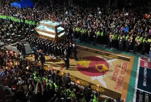 Una multitud de fieles acompañó la procesión del Santo Sepulcro y de la Virgen Dolorosa, la noche del Viernes Santo, celebrado en la región de Ayacucho, donde la Semana Santa es considerada una de las festividades religiosas y culturales más importantes del Perú.