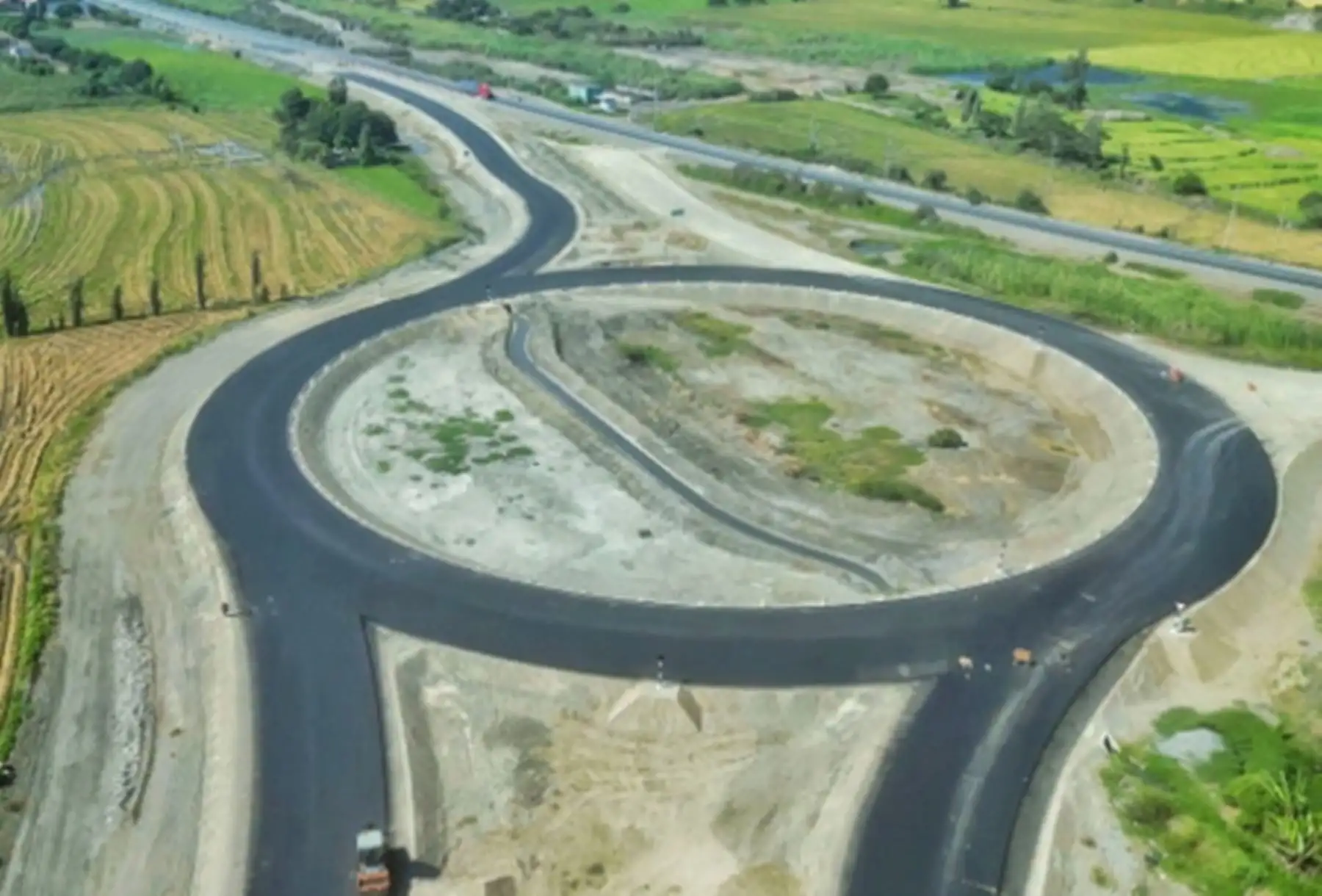 Más de 140,000 personas del norte del país se beneficiarán con la construcción de la Vía Evitamiento Chimbote, que en la actualidad tiene un avance de obra física de 70 %, informó el Ministerio de Transportes y Comunicaciones (MTC) a través de la Dirección General de Programas y Proyectos de Transportes.