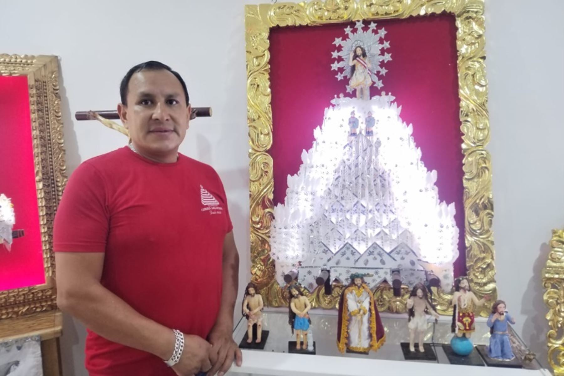 Desde muy niño, Miguel Arriarán Salvatierra, actualmente de 42 años, se inició en el mundo del arte de la cerería, un emprendimiento familiar que pasó por varias generaciones y que aún se mantiene vigente con la elaboración de imágenes religiosas del santoral cristiano católico hechas a base de cera.