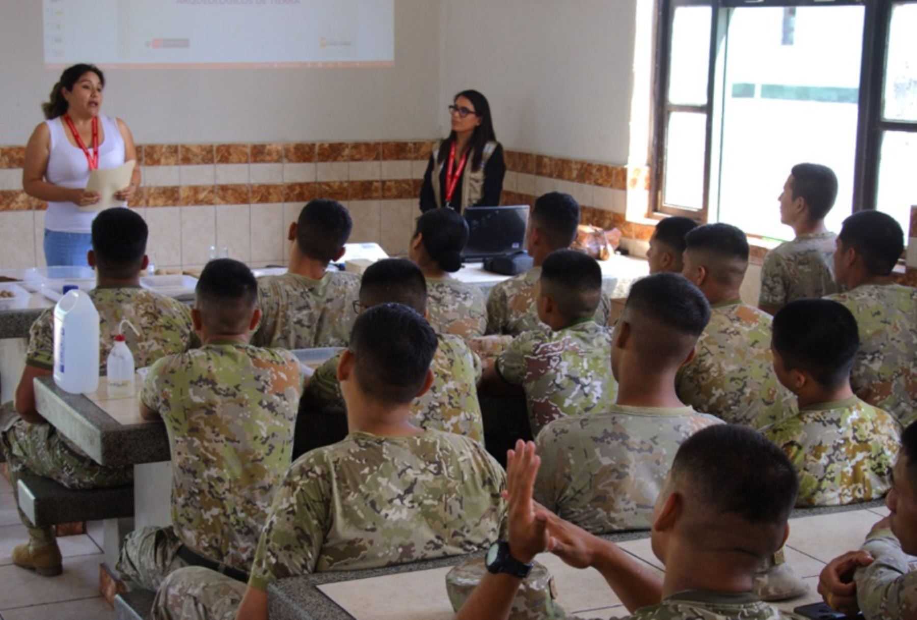 Técnicos de la Dirección Desconcentrada de Cultura (DDC) de La Libertad inició la capacitación de 50 soldados de la 32° Brigada de Infantería de Trujillo en la conservación y protección de monumentos arqueológicos edificados en Trujillo, como el complejo arqueológico Chan Chan o las huacas del Sol y de la Luna, entre otros.