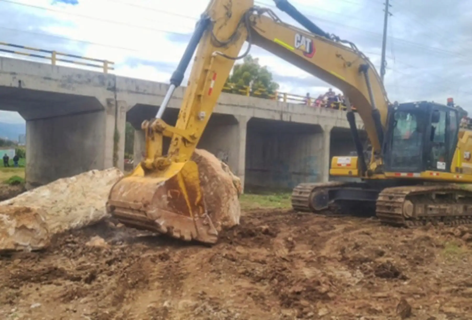 Debido al incremento de lluvias en diversas regiones del país se han presentado deslizamientos de huaicos, derrumbes y activación de quebradas que han afectado tres puentes de Puno, Junín y Cajamarca. Ante ello, el Ministerio de Transportes y Comunicaciones (MTC), a través de Provias Nacional, está trabajando para restablecer el tránsito vehicular en estas vías.