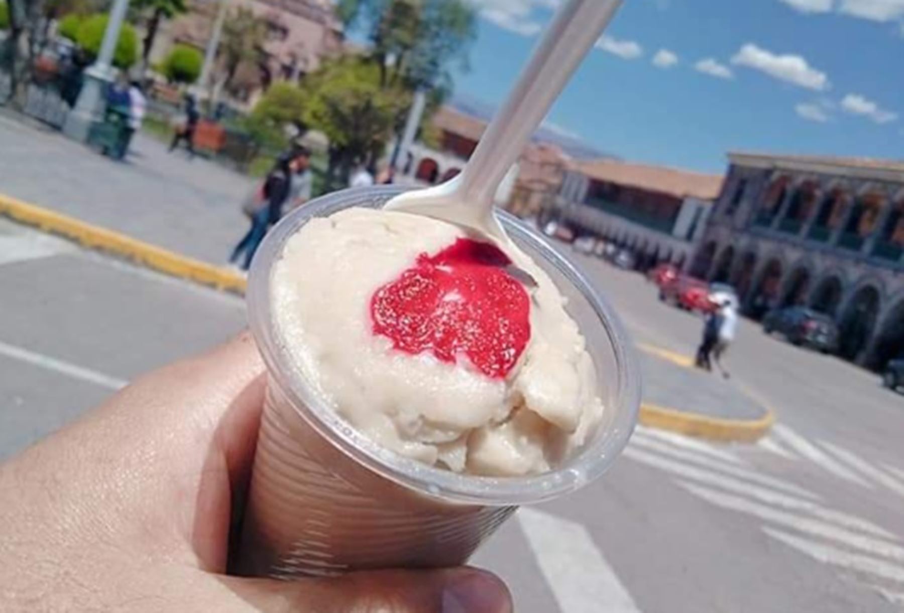 El muyuchi es un helado dulce a base de leche y maní, originario de la región de Ayacucho, que durante las festividades de Semana Santa deleita el paladar de los visitantes nacionales y extranjeros que se concentran en la Plaza Mayor de Huamanga.