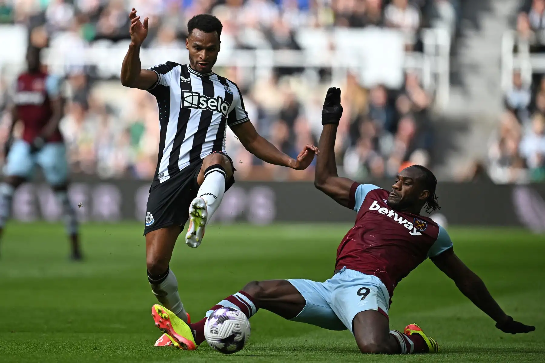 El centrocampista inglés del West Ham United Michail Antonio  compite con el centrocampista inglés del Newcastle United  Jacob Murphy durante el partido de fútbol de la Premier League inglesa entre Newcastle United y West Ham United en St James