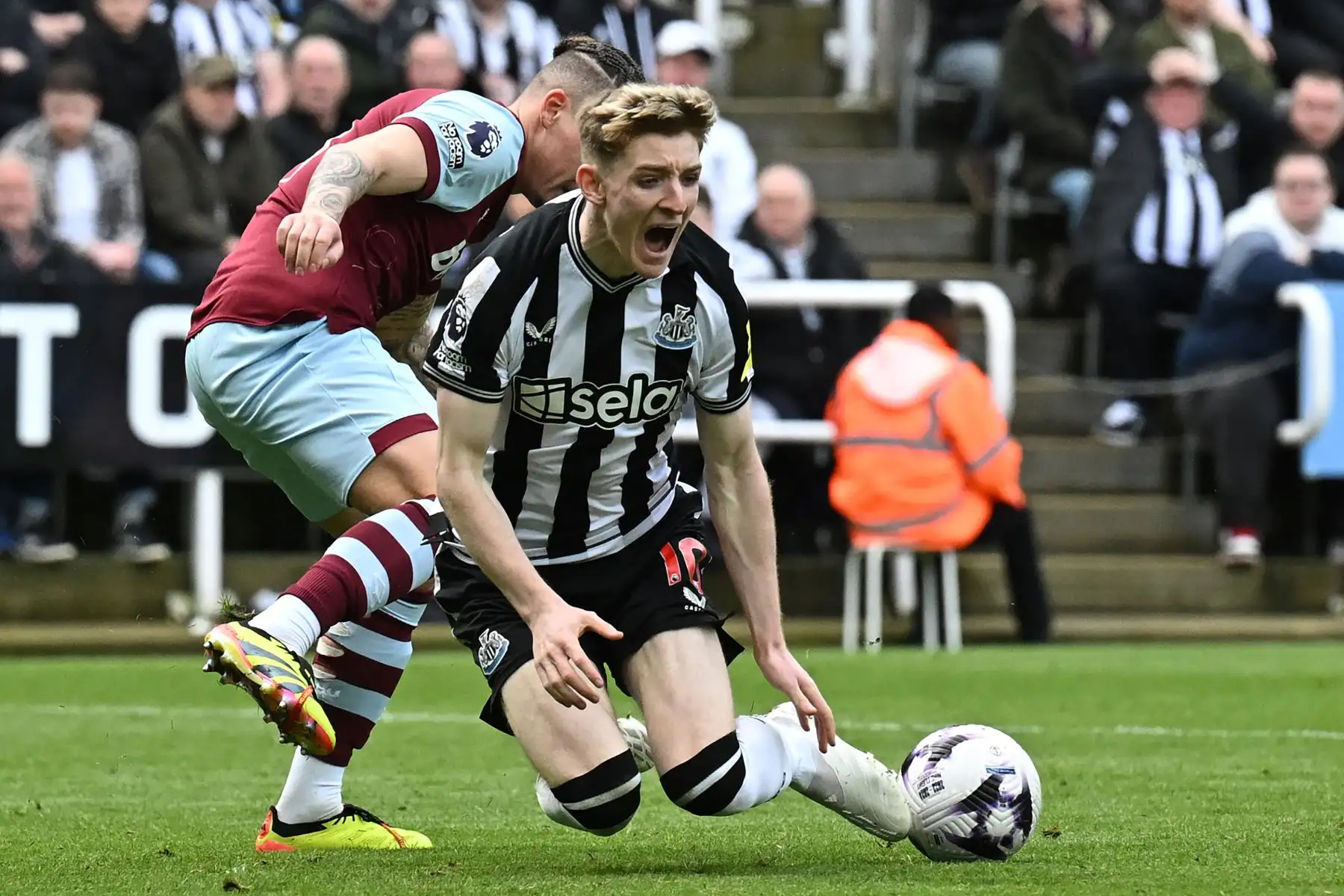 El centrocampista inglés del West Ham United  Kalvin Phillips comete faltas al centrocampista inglés del Newcastle United Anthony Gordon por un penalti durante el partido de fútbol de la Premier League inglesa entre Newcastle United y West Ham United en St James