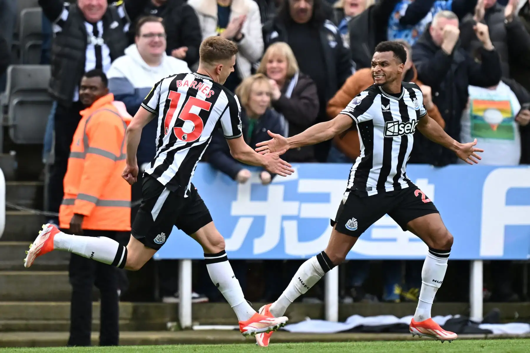 El centrocampista inglés del Newcastle United  Harvey Barnes  celebra con el centrocampista inglés del Newcastle United  Jacob Murphy después de anotar su tercer gol durante el partido de fútbol de la Premier League inglesa entre Newcastle United y West Ham United en St James