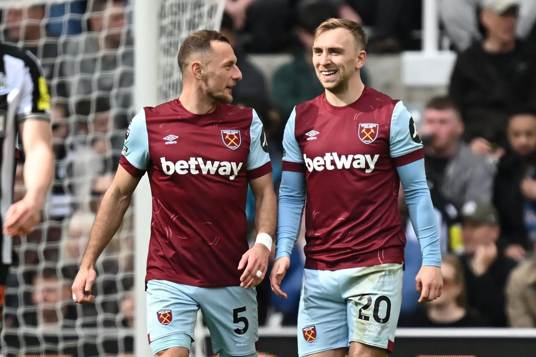 El centrocampista inglés del Newcastle United Harvey Barnes  celebra con el centrocampista inglés del Newcastle United Jacob Murphy después de anotar su tercer gol durante el partido de fútbol de la Premier League inglesa entre Newcastle United y West Ham United en St James