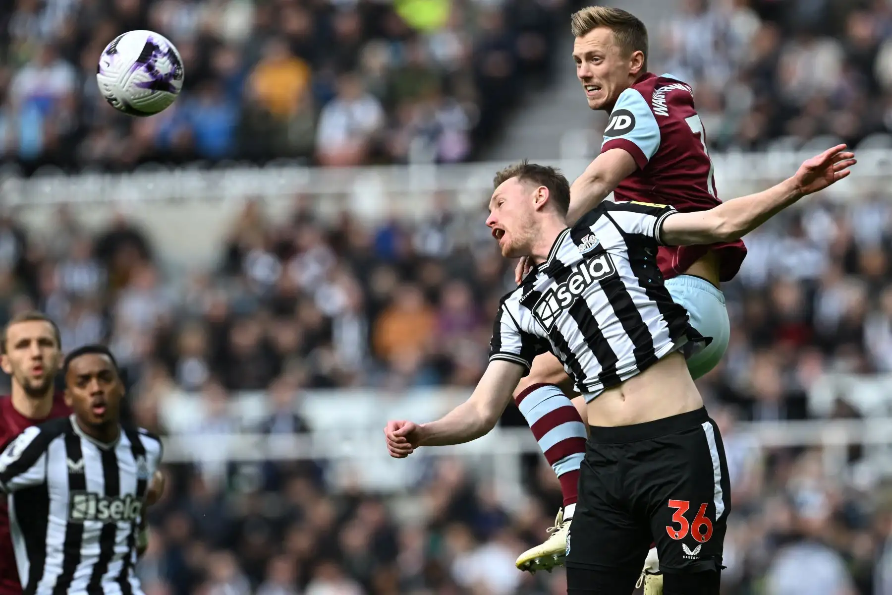 El centrocampista inglés del West Ham United James Ward-Prowse  compite con el centrocampista inglés del Newcastle United Sean Longstaff durante el partido de fútbol de la Premier League inglesa entre Newcastle United y West Ham United en St James