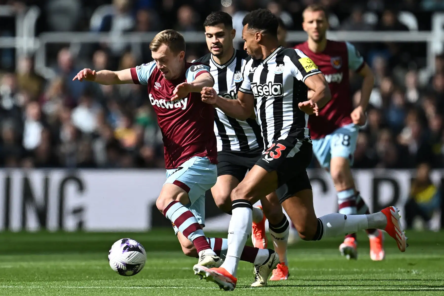 El centrocampista inglés del West Ham United James Ward-Prowse  compite con el centrocampista inglés del Newcastle United  Jacob Murphy durante el partido de fútbol de la Premier League inglesa entre Newcastle United y West Ham United en St James