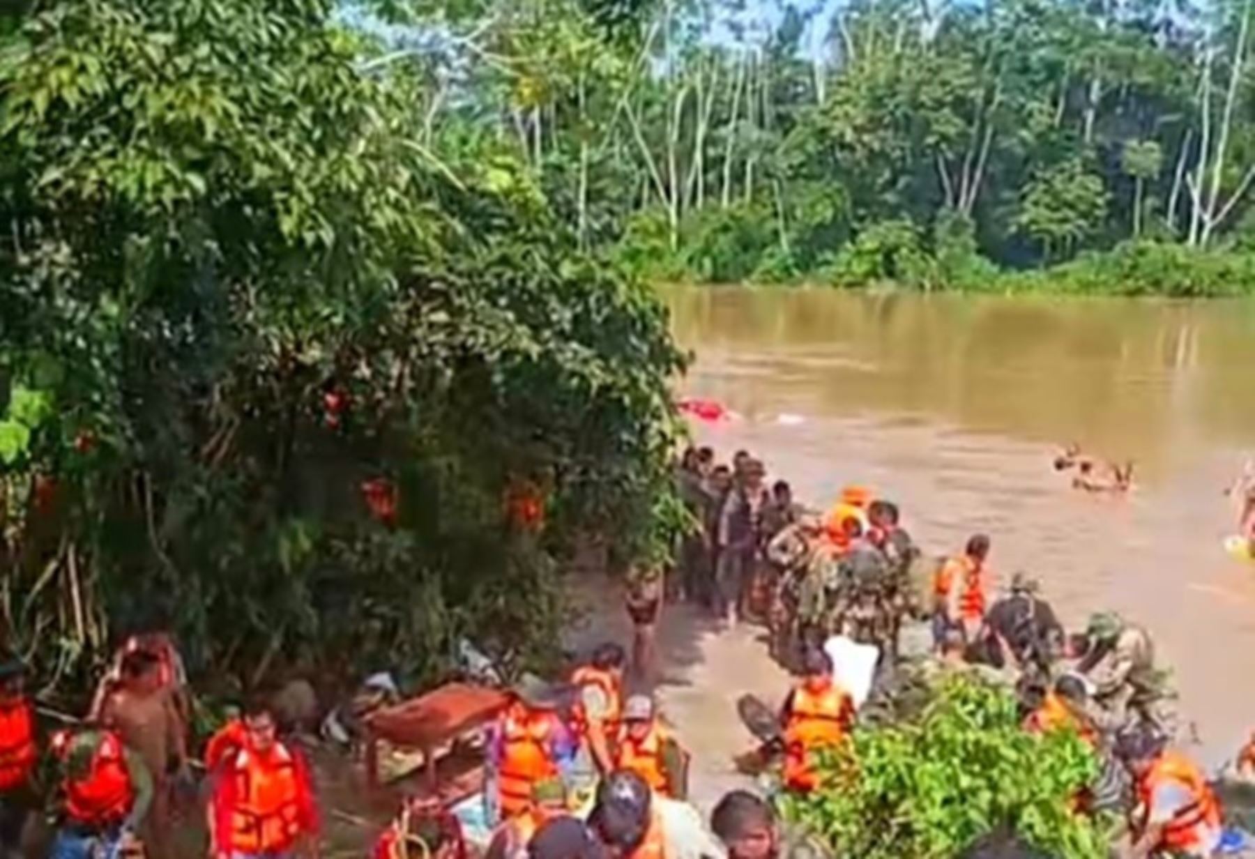 Un policía desaparecido y varias personas heridas dejó la colisión de dos embarcaciones fluviales en el río Tamaya, en la jurisdicción del centro poblado Charasmana, en el distrito de Masisea, provincia de Coronel Portillo, región Ucayali.