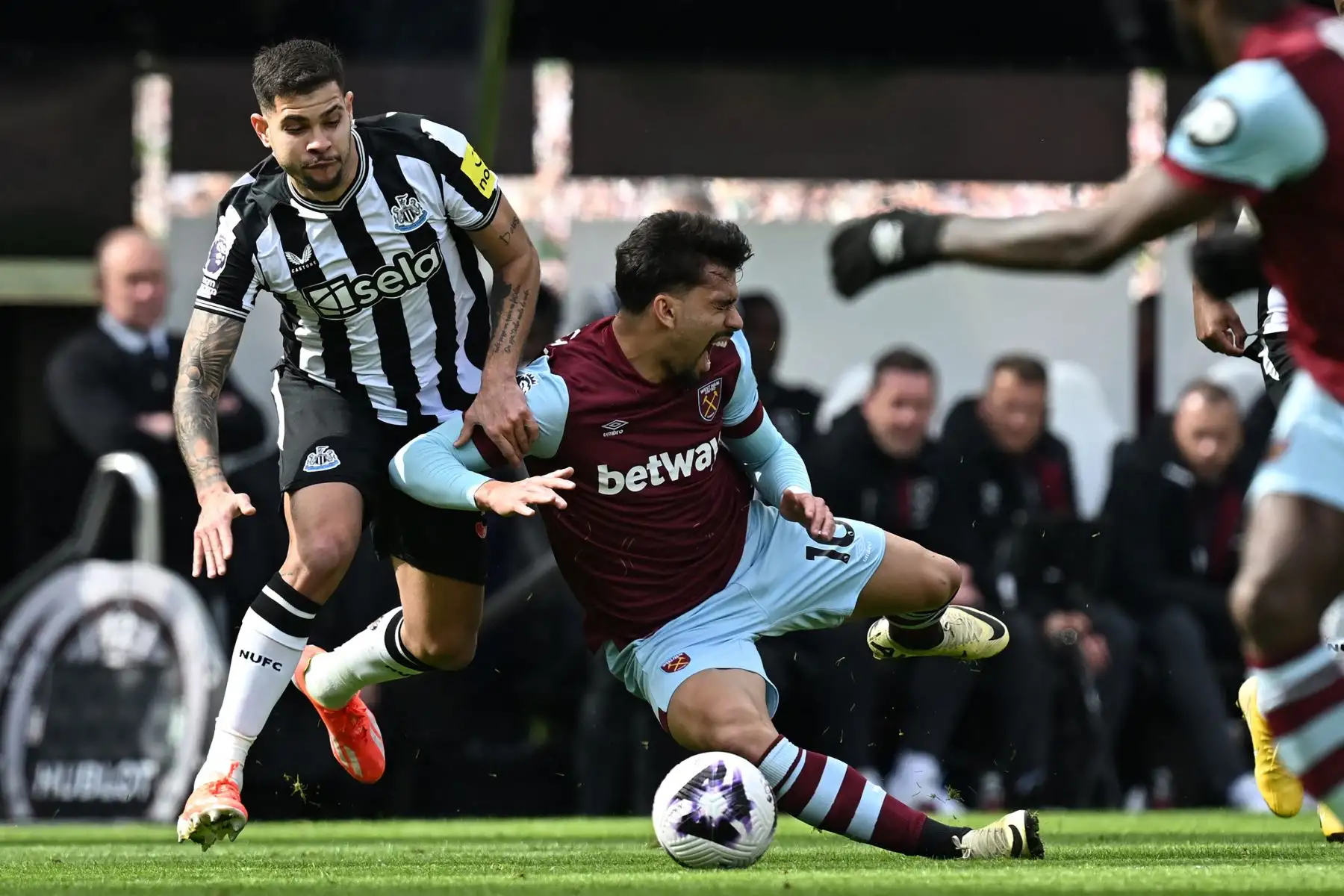 El centrocampista brasileño del Newcastle United Bruno Guimaraes compite con el centrocampista brasileño del West Ham United  Lucas Paqueta durante el partido de fútbol de la Premier League inglesa entre Newcastle United y West Ham United en St James