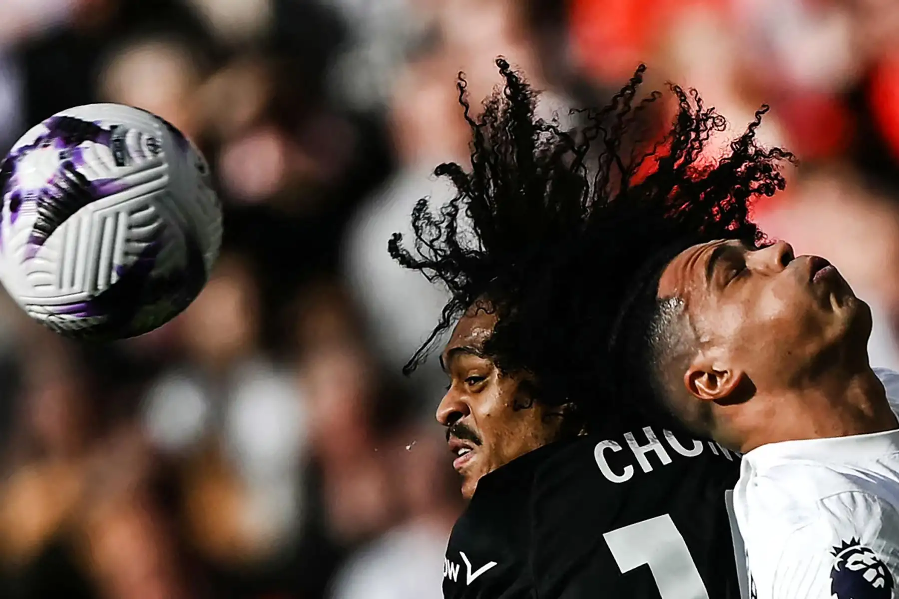 El mediocampista holandés  de Luton Town Tahith Chong  y el defensor español  de Tottenham Hotspur Pedro Porro encabezan el balón durante el partido de fútbol de la Premier League inglesa entre Tottenham Hotspur y Luton Town en el estadio Tottenham Hotspur de Londres. Foto: ANDINA/AFP