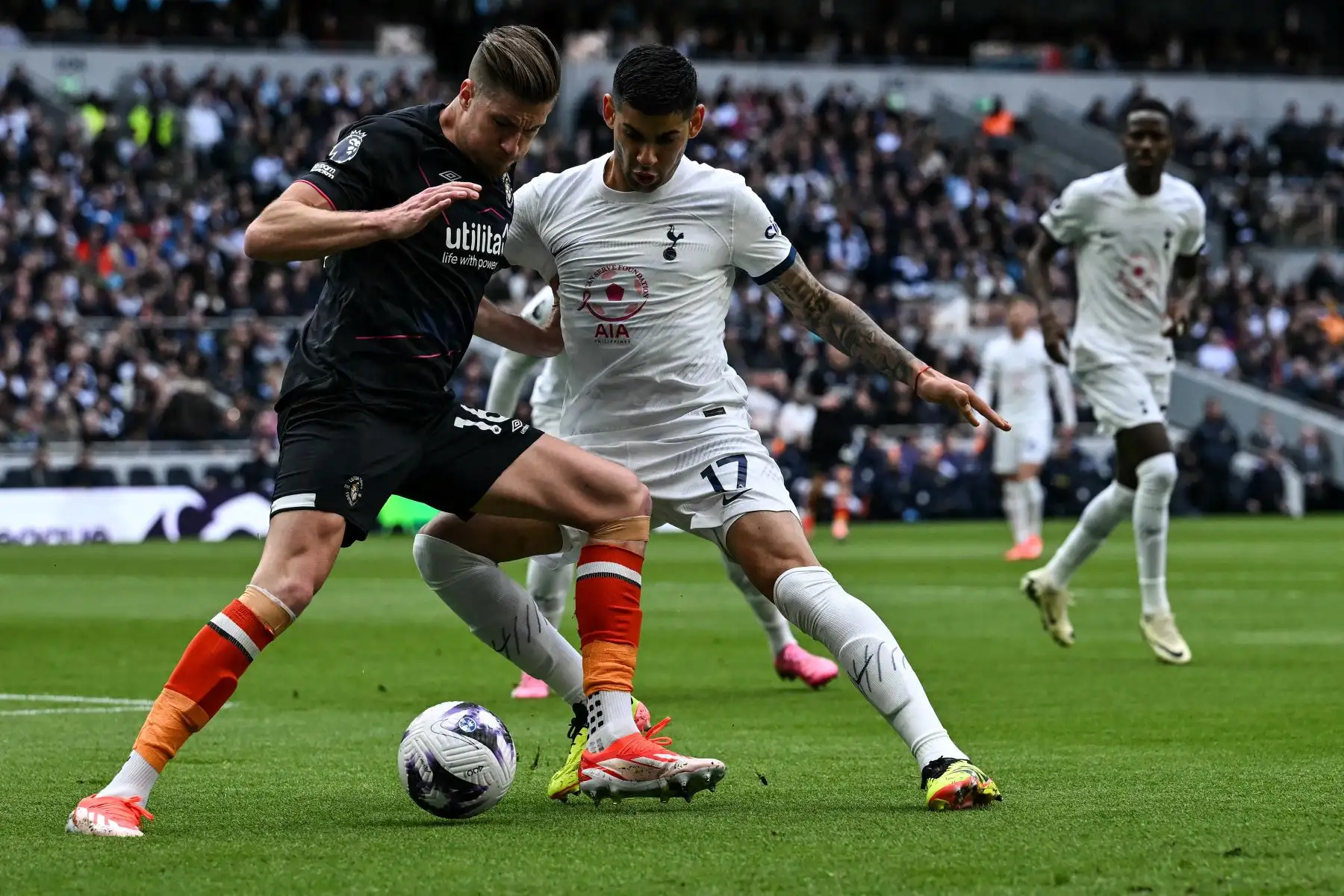 El defensor inglés de Luton Town Reece Burke  lucha por el balón El defensor argentino de Tottenham Hotspur  Cristian Romero durante el partido de fútbol de la Premier League inglesa entre Tottenham Hotspur y Luton Town en el estadio Tottenham Hotspur de Londres. Foto: ANDINA/AFP