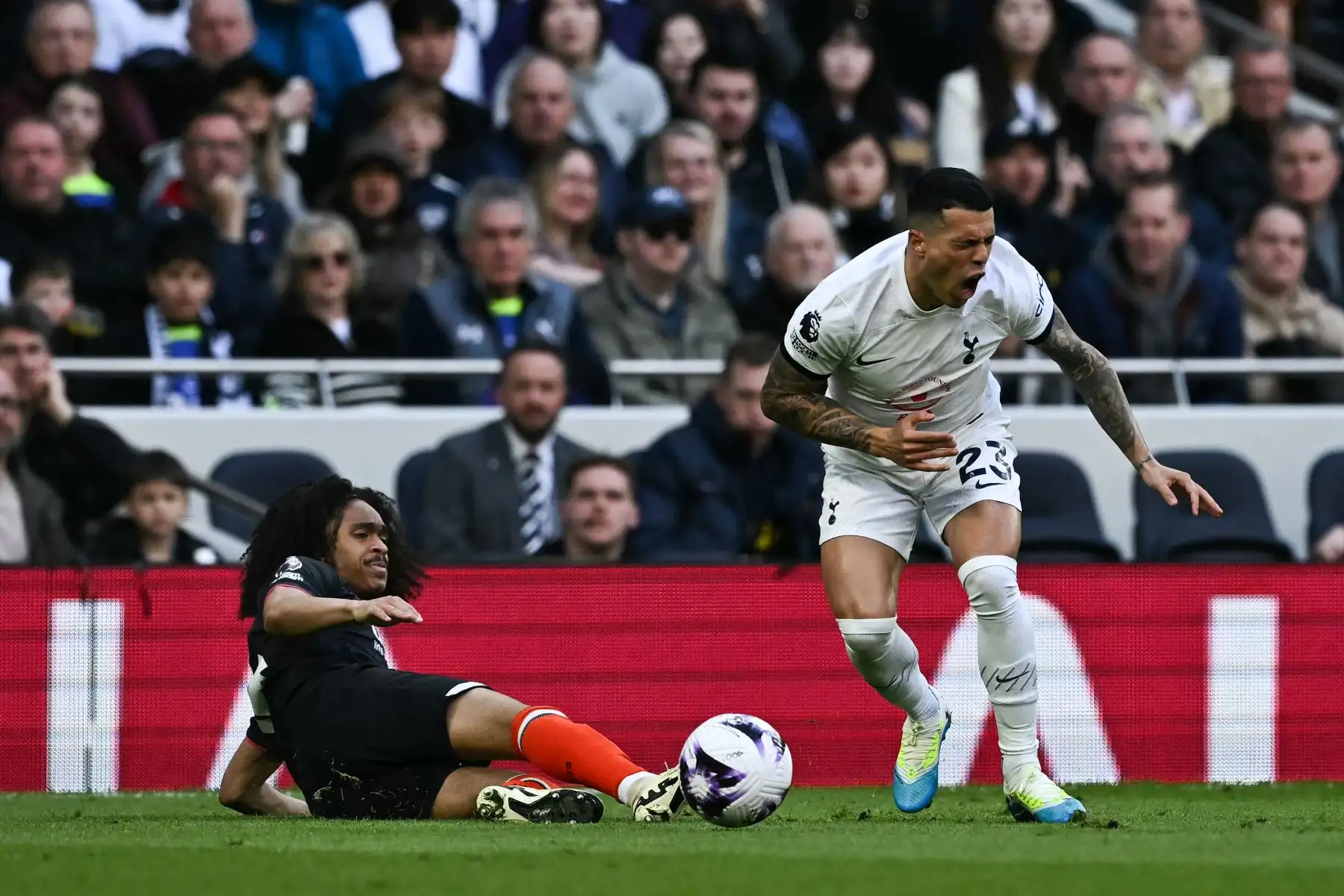 El centrocampista holandés de Luton Town Tahith Chong  se enfrenta al defensor español de Tottenham Hotspur  Pedro Porro durante el partido de fútbol de la Premier League inglesa entre Tottenham Hotspur y Luton Town en el estadio Tottenham Hotspur de Londres. Foto. ANDINA/AFP
