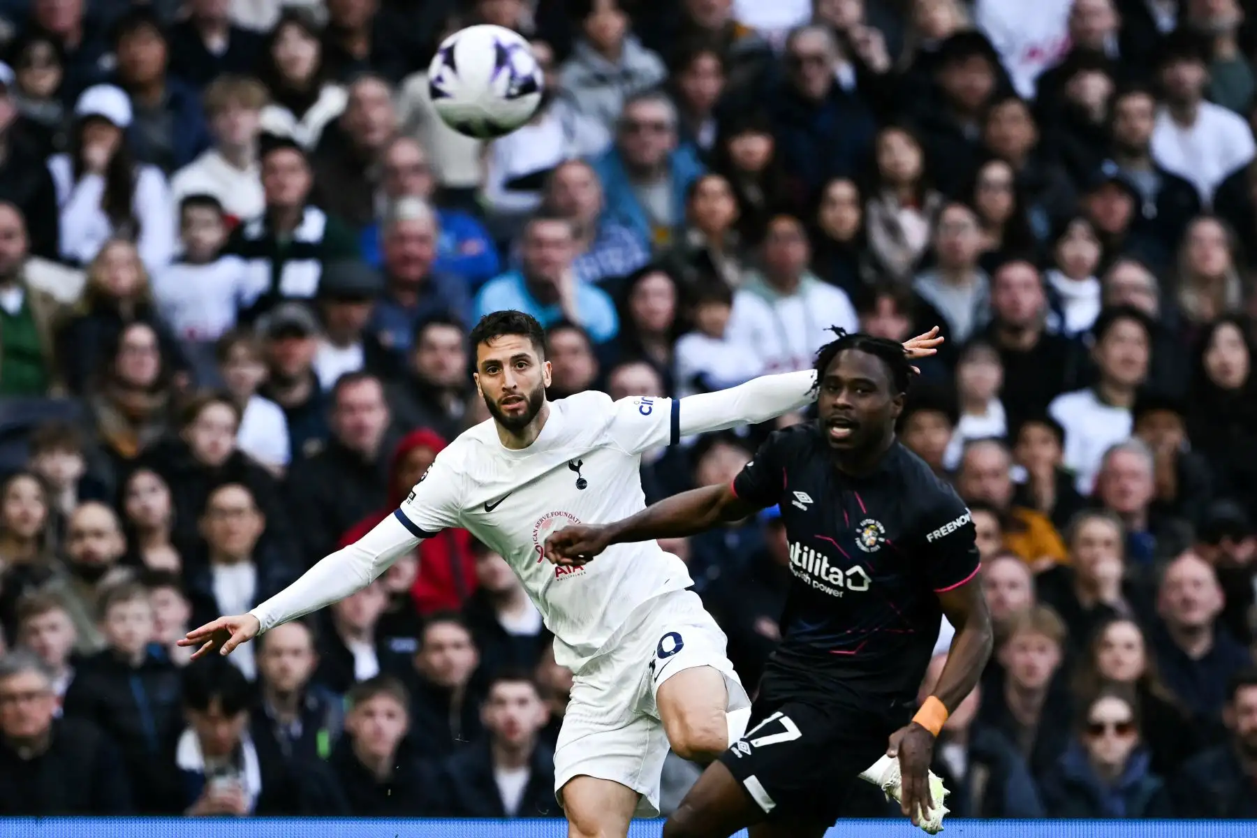 El mediocampista uruguayo del Tottenham Hotspur Rodrigo Bentancur  y el mediocampista inglés del Luton Town Pelly Ruddock Mpanzu miran el balón durante el partido de fútbol de la Premier League inglesa entre Tottenham Hotspur y Luton Town en el estadio Tottenham Hotspur de Londres. Foto: ANDINA/ AFP