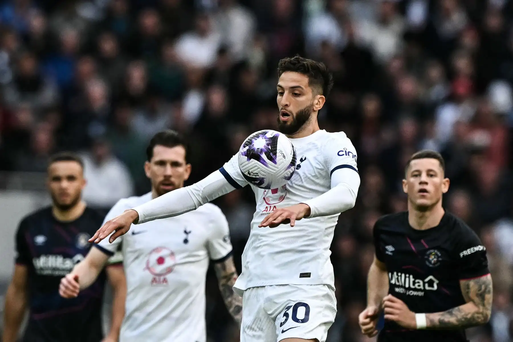 El centrocampista uruguayo del Tottenham Hotspur  Rodrigo Bentancur controla el balón durante el partido de fútbol de la Premier League inglesa entre Tottenham Hotspur y Luton Town en el estadio Tottenham Hotspur de Londres. Foto: ANDINA/ AFP