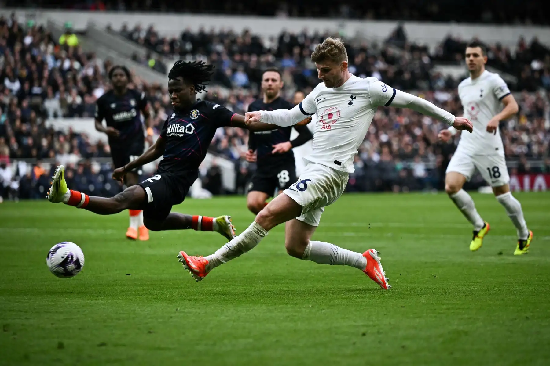 El defensor burkinés de Luton Town, Issa Kabore, salta para detener el disparo del delantero alemán Timo Werner del Tottenham Hotspur, pero termina anotando un gol en propia meta durante el partido de fútbol de la Premier League inglesa entre Tottenham Hotspur y Luton Town en el estadio Tottenham Hotspur. en Londres. Foto: ANDINA/ AFP
