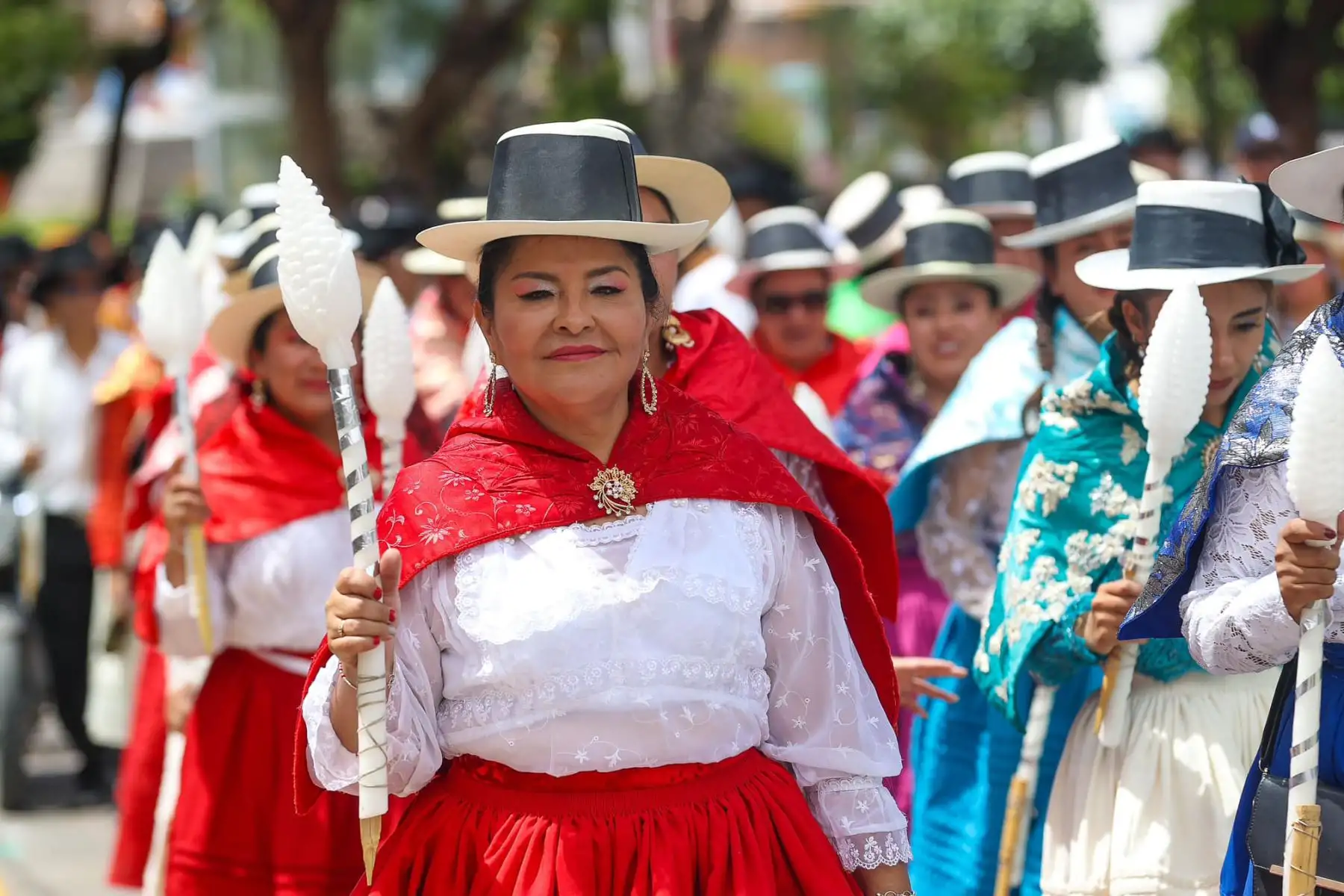En marco de las actividades por Semana Santa en Ayacucho, participaron en el tradicional recorrido por las principales calles de la ciudad y entregaron  los cirios en la Basílica Catedral de Huamanga, que serán usadas en la anda del Señor de Pascua de Resurrección. Foto: ANDINA/Gobieno Regional