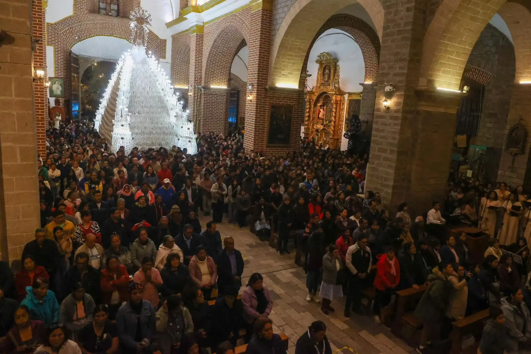 En marco de las actividades por Semana Santa en Ayacucho, participaron en el tradicional recorrido por las principales calles de la ciudad y entregaron  los cirios en la Basílica Catedral de Huamanga, que serán usadas en la anda del Señor de Pascua de Resurrección. Foto: ANDINA/Gobieno Regional