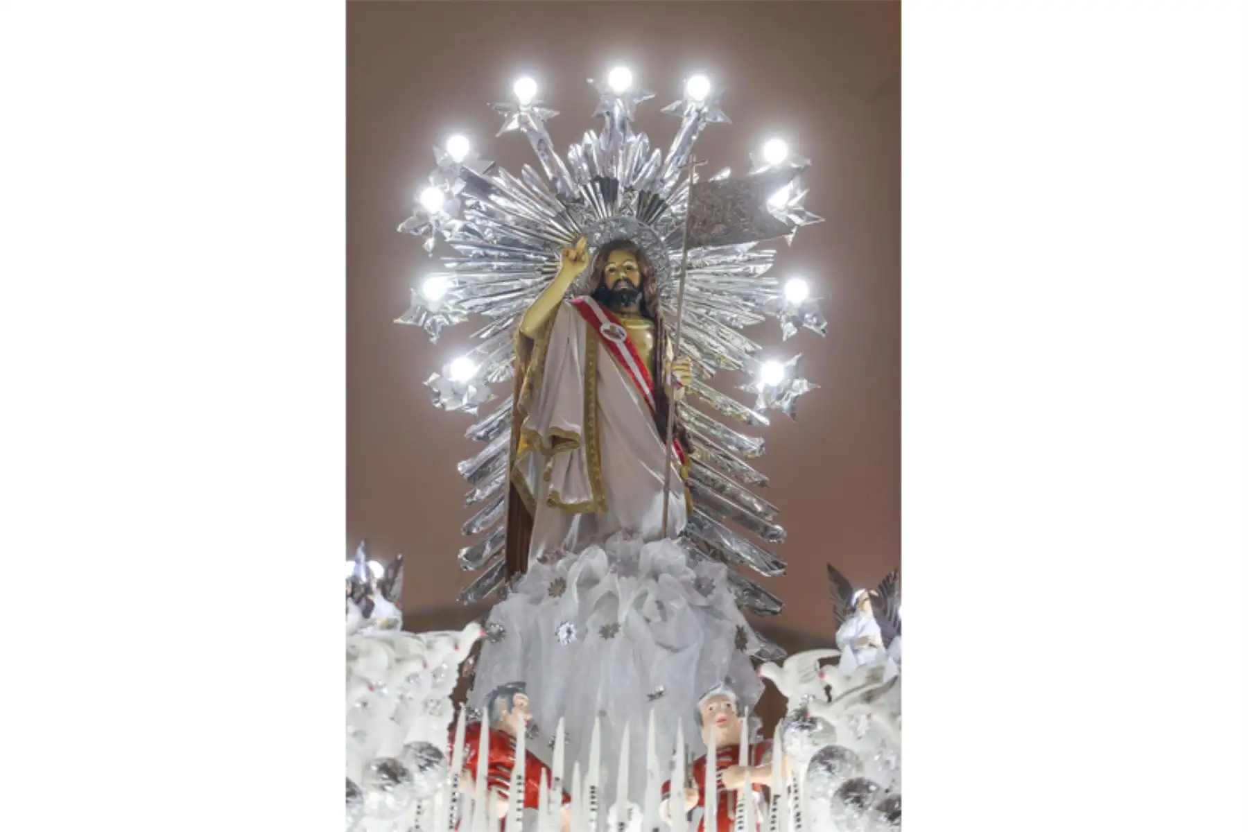 En marco de las actividades por Semana Santa en Ayacucho, participaron en el tradicional recorrido por las principales calles de la ciudad y entregaron  los cirios en la Basílica Catedral de Huamanga, que serán usadas en la anda del Señor de Pascua de Resurrección. Foto: ANDINA/Gobieno Regional