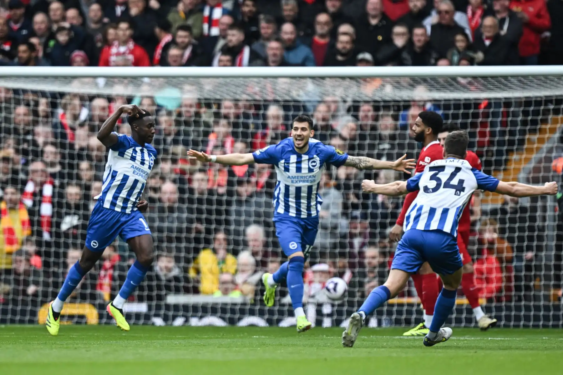 El delantero inglés de Brighton Danny Welbeck celebra después de marcar el primer gol de su equipo durante el partido de fútbol de la Premier League inglesa entre Liverpool y Brighton y Hove Albion en Anfield en Liverpool. Foto: ANDINA/AFP