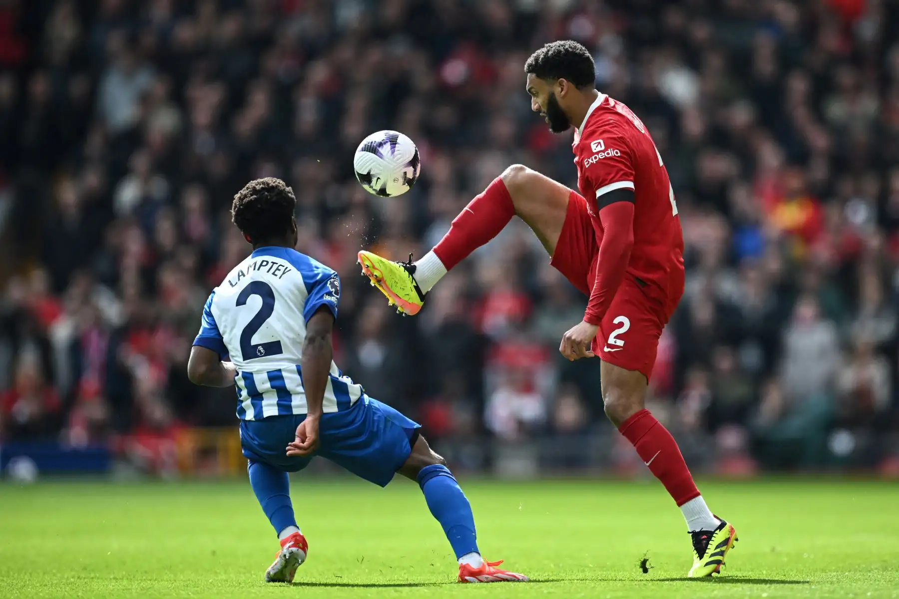 El defensor inglés de Liverpool Joe Gomez controla el balón pasando por el centrocampista inglés de Brighton Tariq Lamptey durante el partido de fútbol de la Premier League inglesa entre Liverpool y Brighton y Hove Albion en Anfield en Liverpool, noroeste de Inglaterra. Foto: ANDINA/AFP
