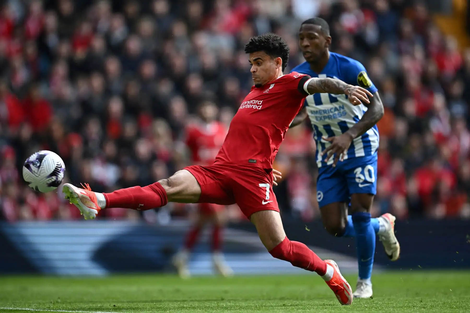 El centrocampista colombiano del Liverpool Luis Díaz dispara y anota el primer gol de su equipo durante el partido de fútbol de la Premier League inglesa entre Liverpool y Brighton y Hove Albion en Anfield en Liverpool, noroeste de Inglaterra. Foto: ANDINA/ AFP