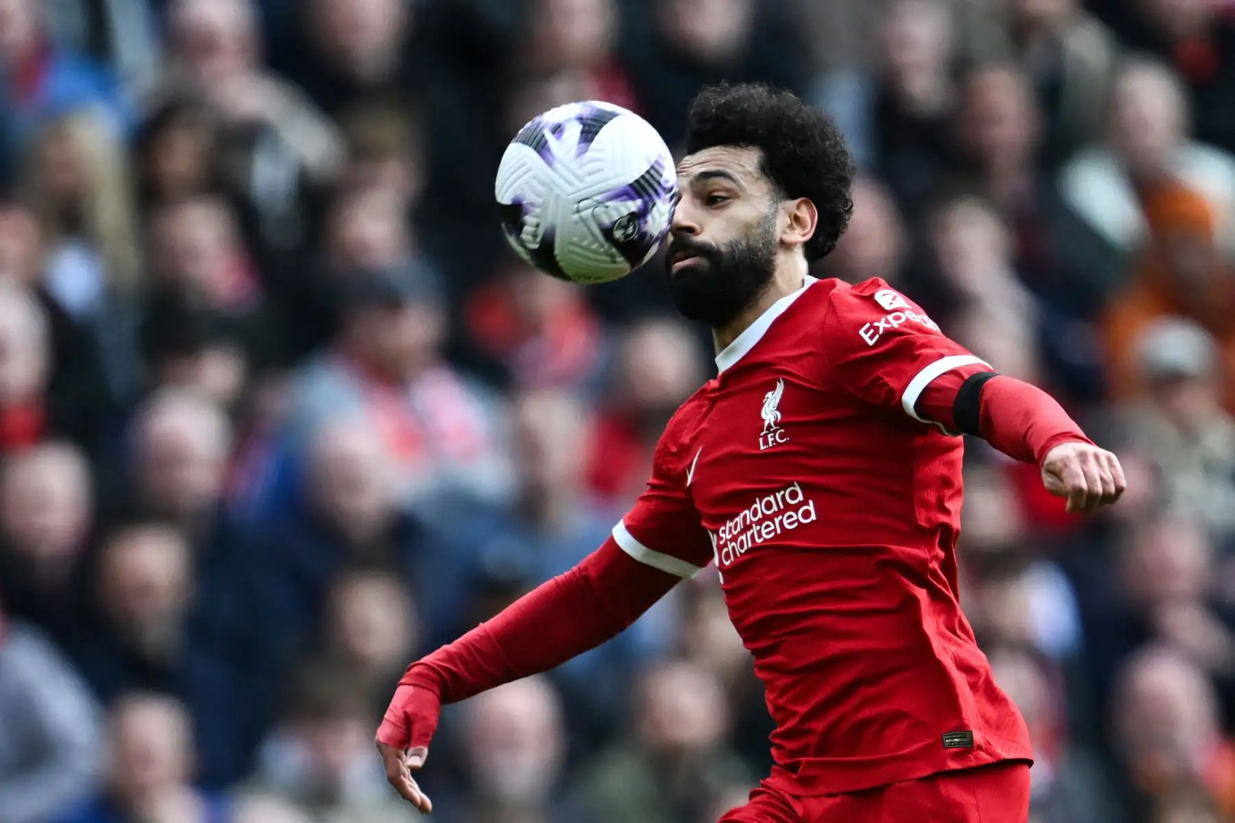 El delantero egipcio del Liverpool, Mohamed Salah, controla el balón durante el partido de fútbol de la Premier League inglesa entre Liverpool y Brighton y Hove Albion en Anfield en Liverpool, noroeste de Inglaterra. Foto: ANDINA/AFP