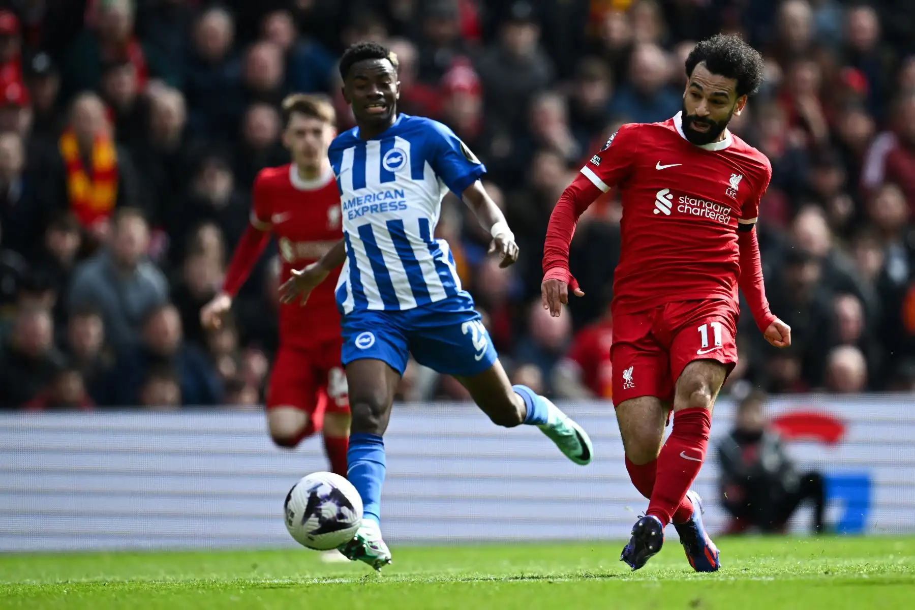 El delantero egipcio del Liverpool, Mohamed Salah, dispara el balón pero no logra anotar durante el partido de fútbol de la Premier League inglesa entre Liverpool y Brighton y Hove Albion en Anfield en Liverpool, noroeste de Inglaterra. Foto: ANDINA/AFP