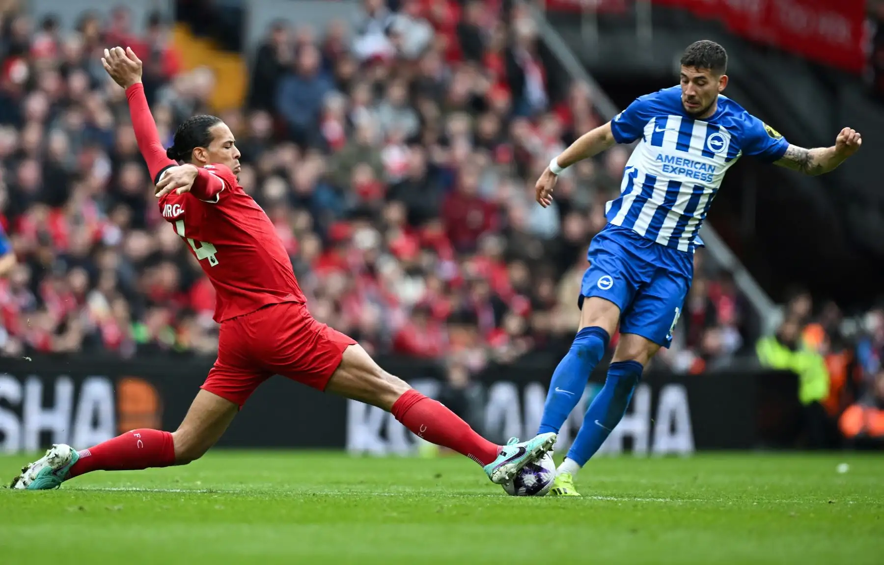 El defensor holandés del Liverpool  Virgil van Dijk  lucha por el balón con el centrocampista polaco del Brighton Jakub Moder durante el partido de fútbol de la Premier League inglesa entre Liverpool y Brighton y Hove Albion en Anfield en Liverpool, noroeste de Inglaterra. Foto: ANDINA/AFP