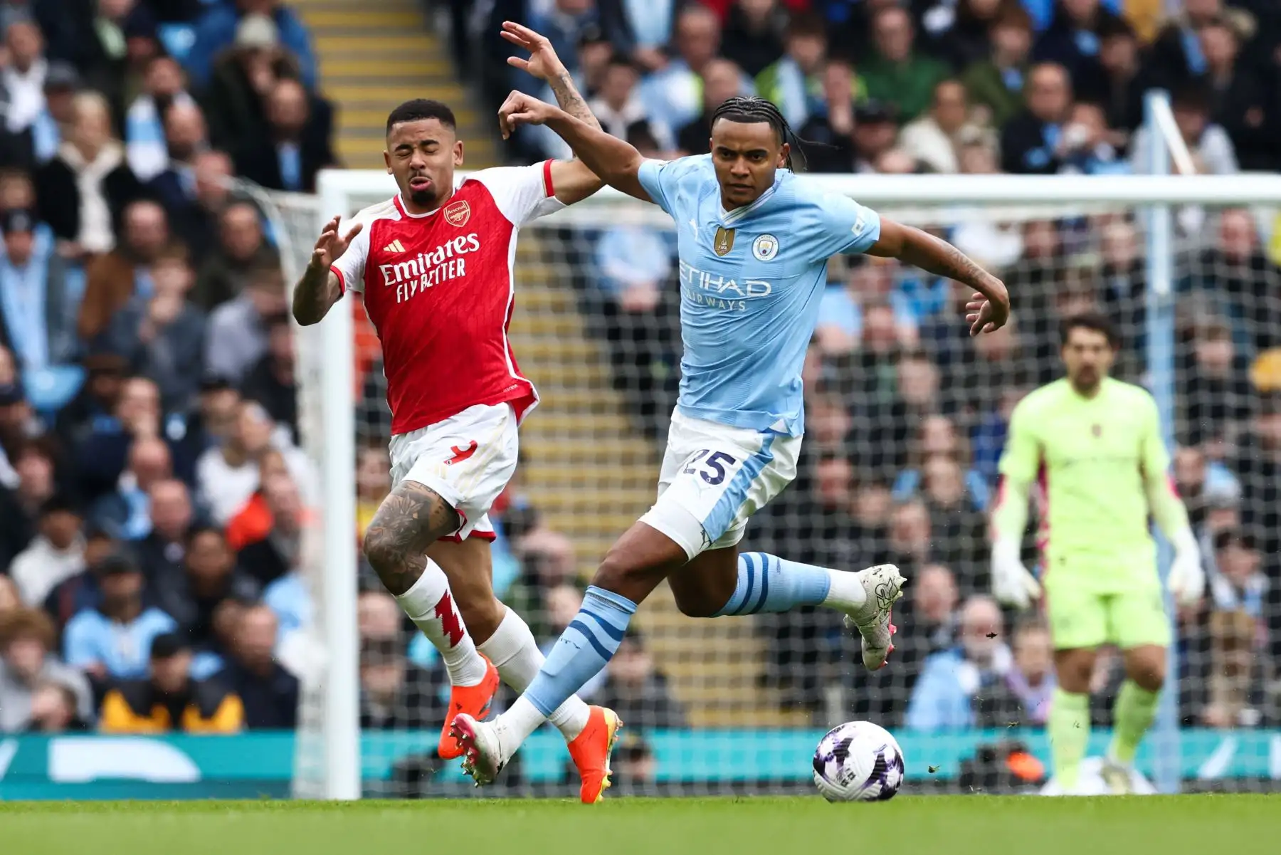 El delantero brasileño del Arsenal  Gabriel Jesus  lucha por el balón con el defensor suizo del Manchester City Manuel Akanji durante el partido de fútbol de la Premier League inglesa entre Manchester City y Arsenal en el estadio Etihad de Manchester. Foto: ANDINA/ AFP