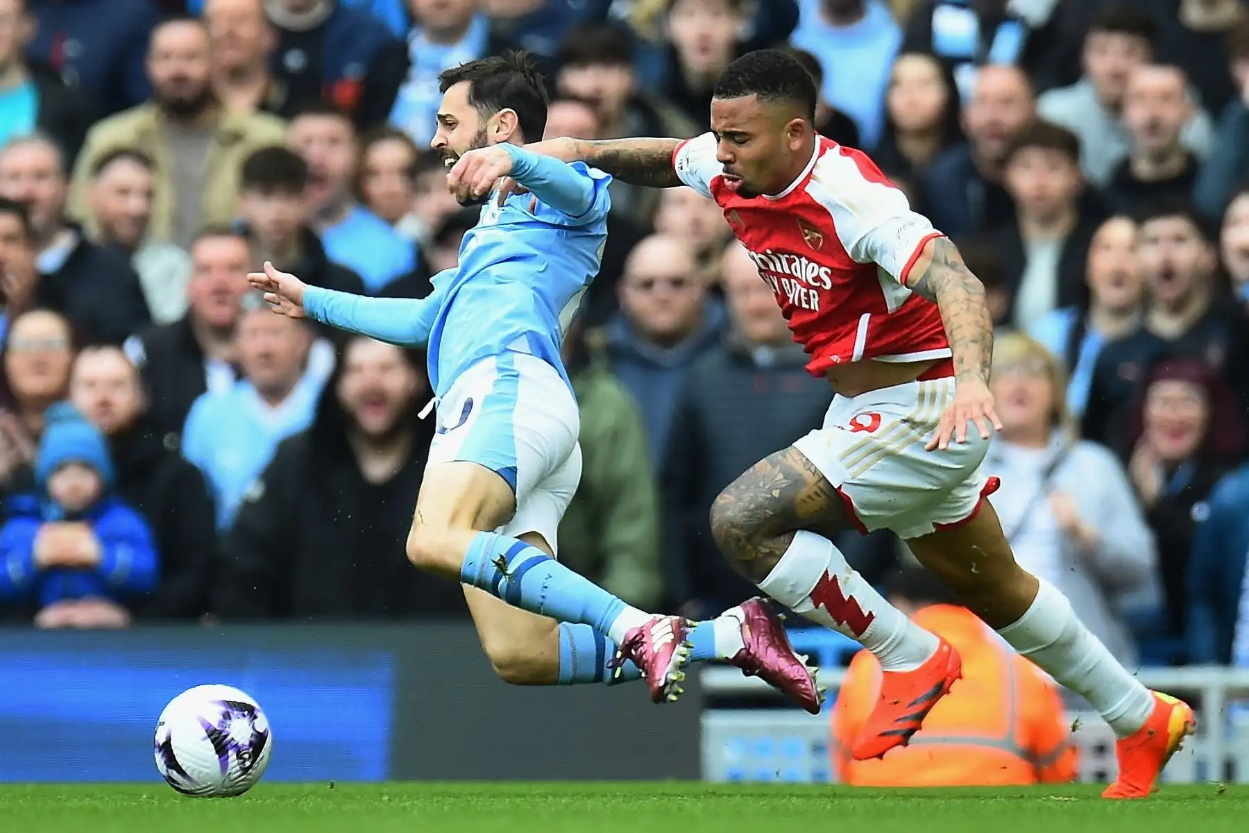 Gabriel Jesus del Arsenal en acción contra Bernardo Silva del Manchester City durante el partido de la Premier League inglesa entre Manchester City y Arsenal en Manchester, Gran Bretaña.
Foto: ANDINA/ EFE