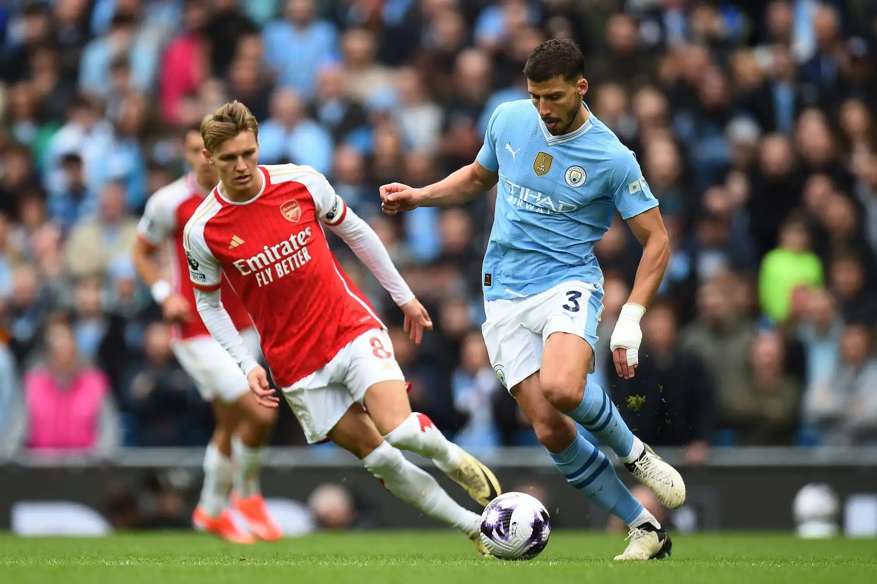 Martin Odegaard  del Arsenal en acción contra Ruben Dias  del Manchester City durante el partido de la Premier League inglesa entre Manchester City y Arsenal en Manchester, Gran Bretaña. Foto: ANDINA/EFE