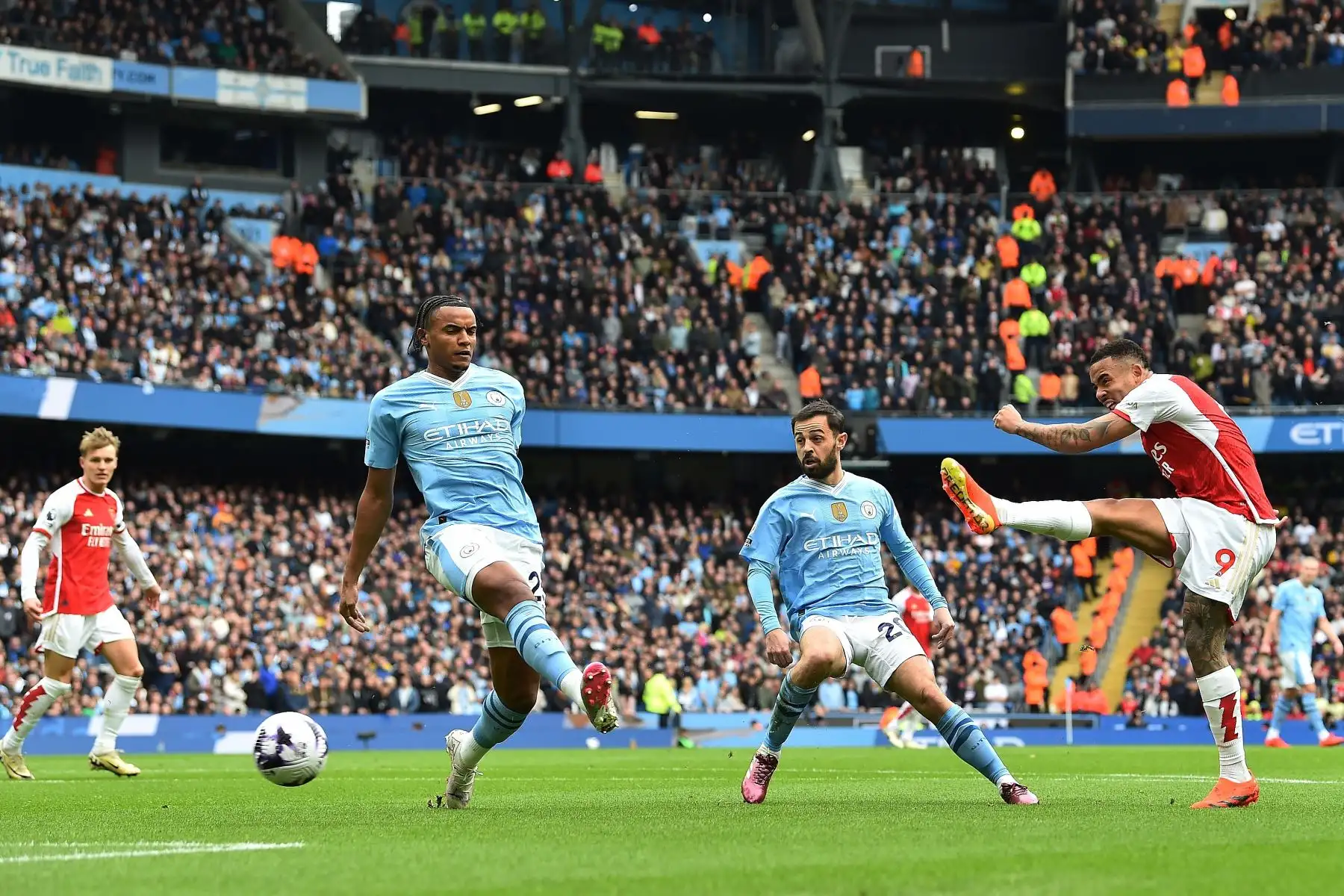 Gabriel Jesus del Arsenal intenta marcar durante el partido de la Premier League inglesa entre Manchester City y Arsenal en Manchester, Gran Bretaña. 
Foto: ANDINA/EFE