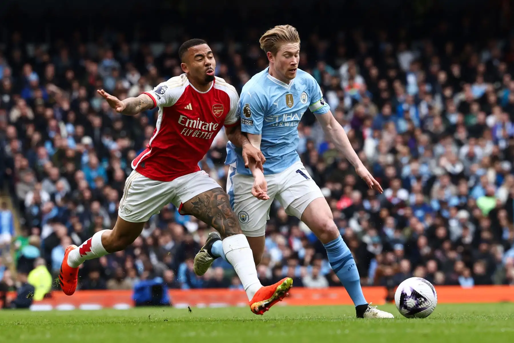 El delantero brasileño del Arsenal Gabriel Jesus  lucha por el balón con el centrocampista belga del Manchester City Kevin De Bruyne durante el partido de fútbol de la Premier League inglesa entre Manchester City y Arsenal en el estadio Etihad de Manchester, noroeste de Inglaterra. Foto: ANDINA/ AFP