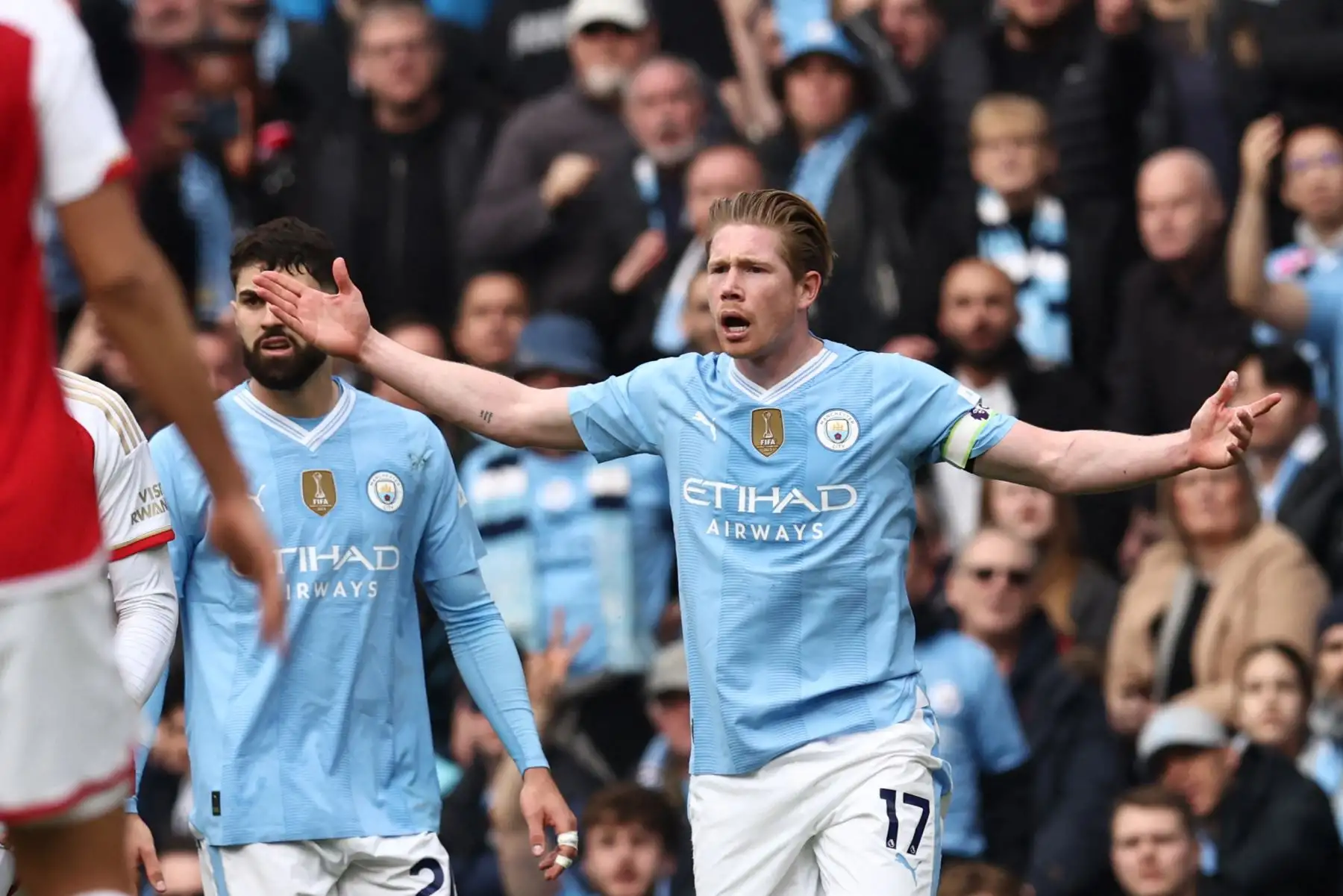 El centrocampista belga del Manchester City Kevin De Bruyne reacciona durante el partido de fútbol de la Premier League inglesa entre Manchester City y Arsenal en el estadio Etihad de Manchester, noroeste de Inglaterra. Foto: ANDINA/AFP