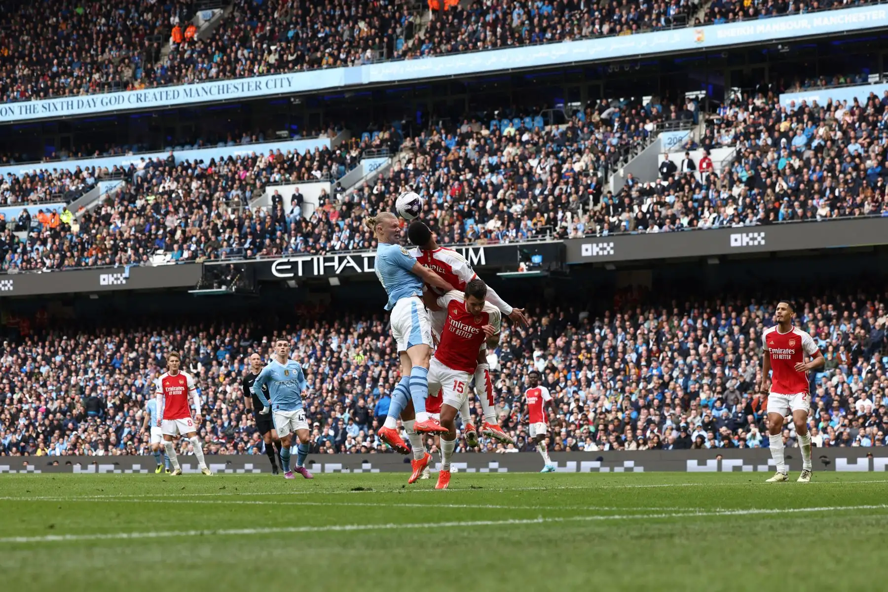 El delantero noruego del Manchester City Erling Haaland  lucha por el balón con el defensor polaco del Arsenal Jakub Kiwior  y el defensor brasileño del Arsenal Gabriel Magalhaes  durante el partido de fútbol de la Liga Premier inglesa entre Manchester City y Arsenal en El estadio Etihad en Manchester, noroeste de Inglaterra. Foto: ANDINA/AFP